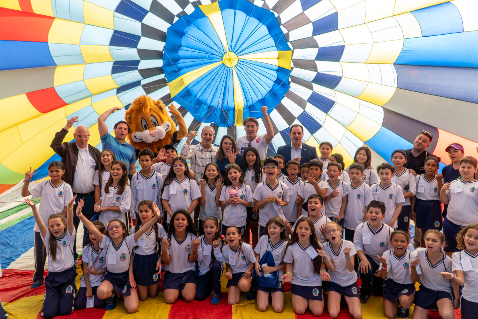 Com balões colorindo o céu, Castro dá as boas-vindas ao Festival da Primavera