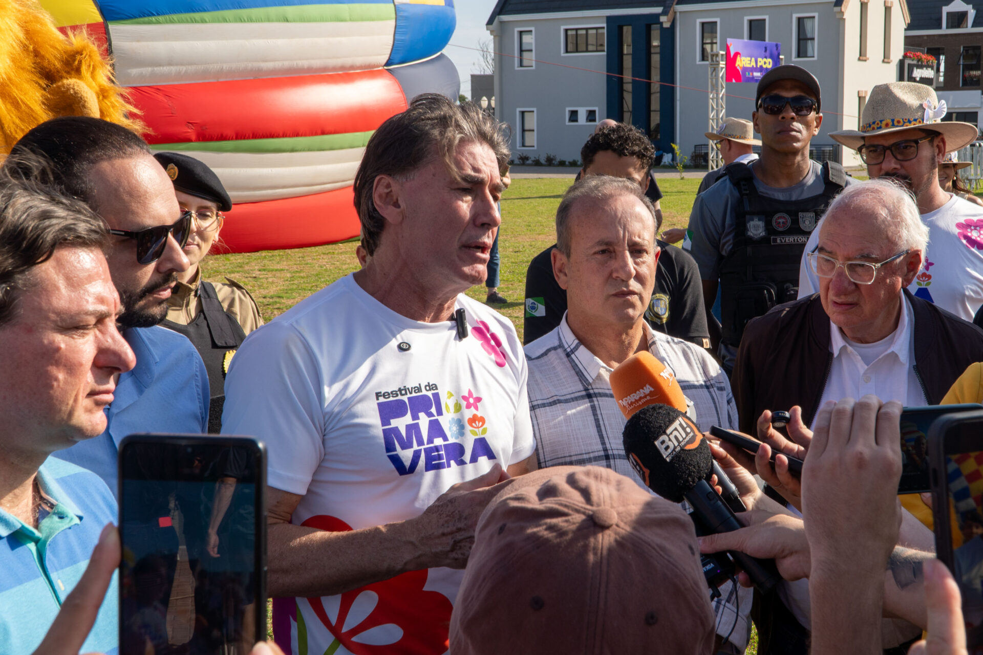 Com balões colorindo o céu, Castro dá as boas-vindas ao Festival da Primavera