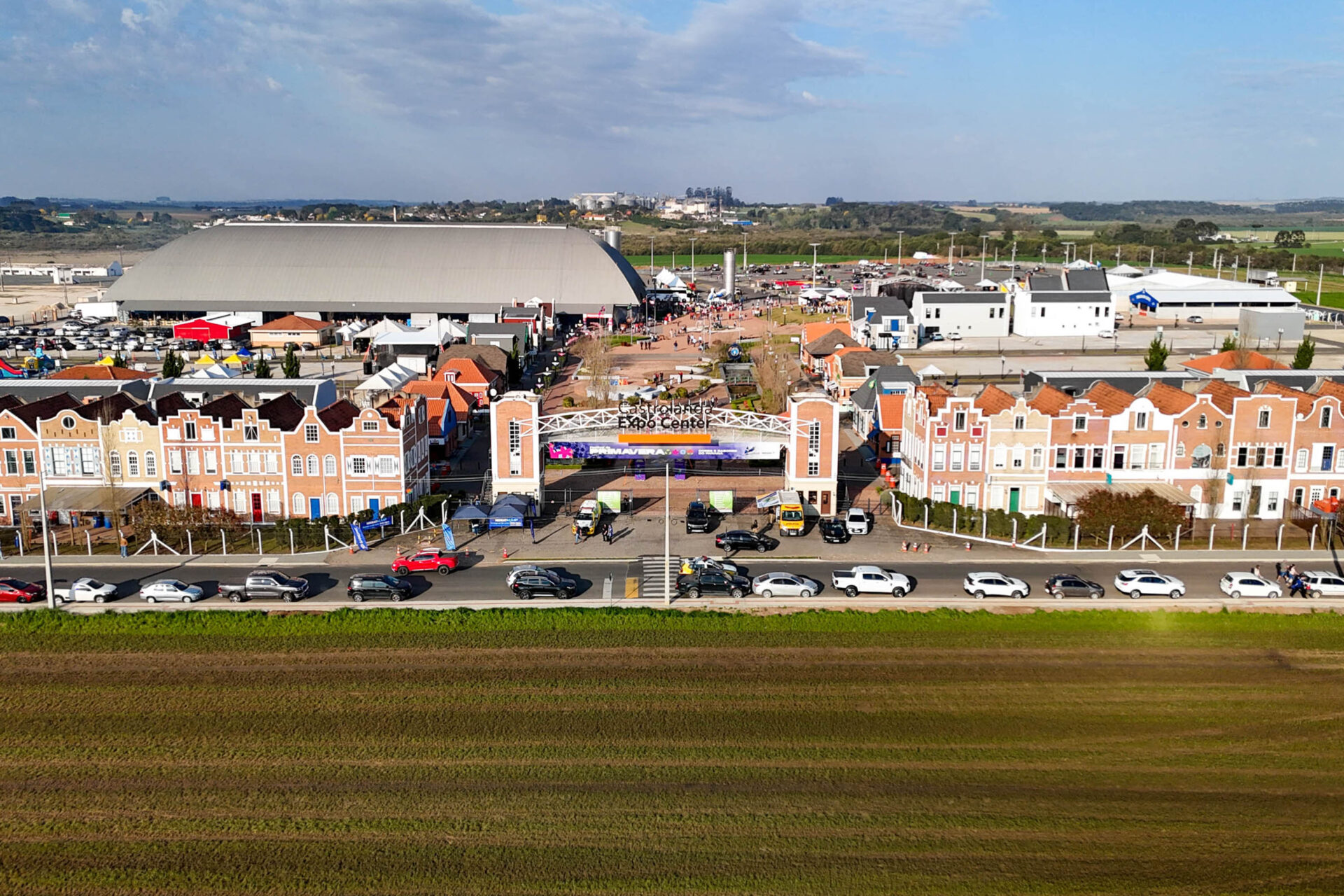 Com balões colorindo o céu, Castro dá as boas-vindas ao Festival da Primavera