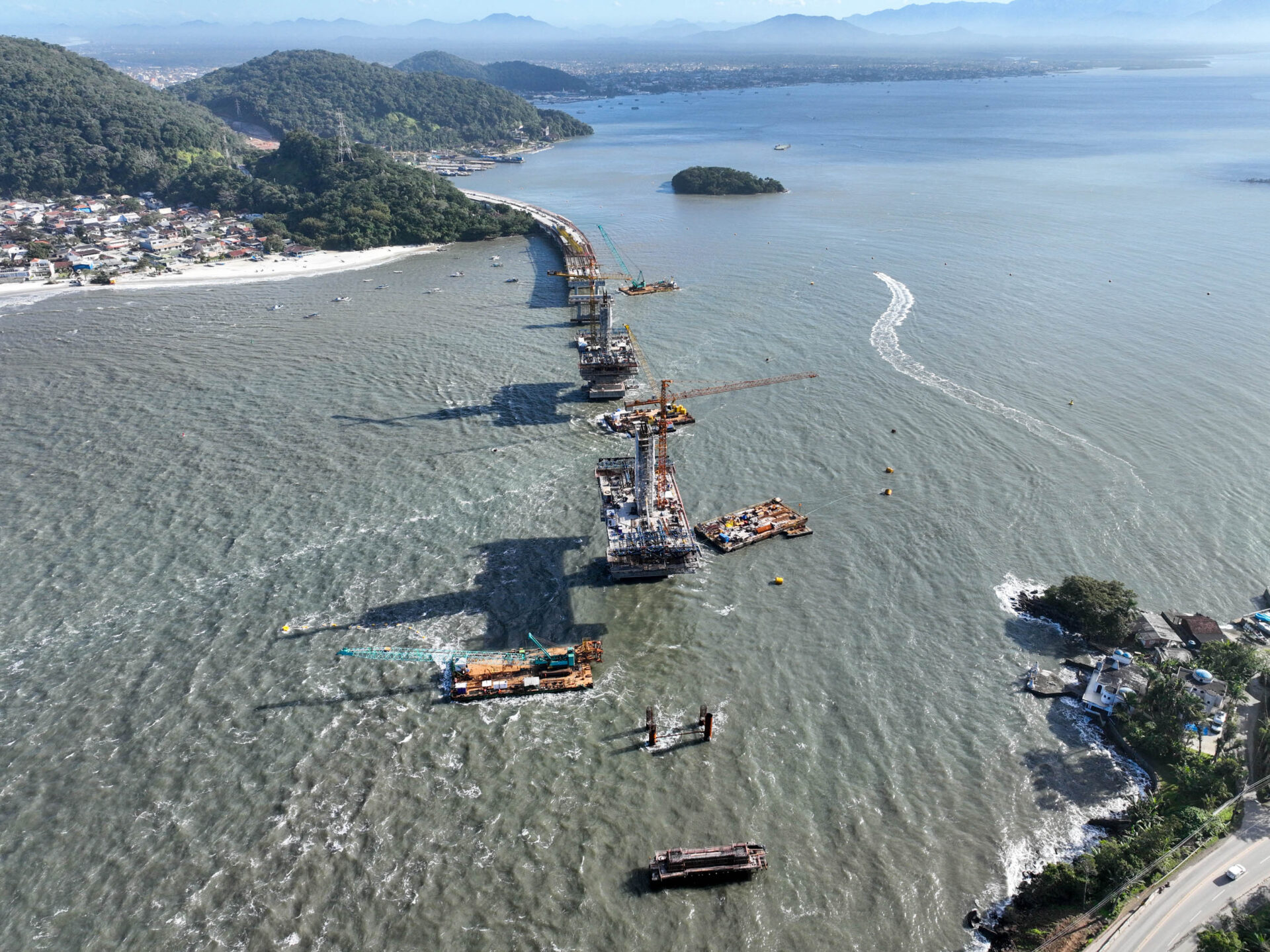 Ponte de Guaratuba alcança 73% de execução e avança nos acessos e trecho estaiado