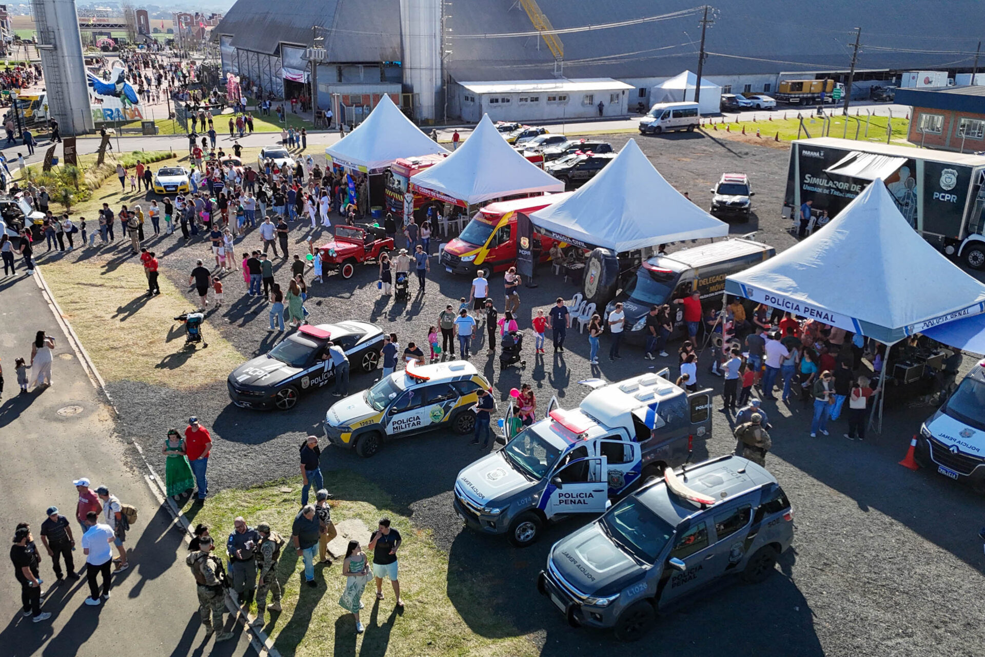 Comida boa, atrações e apresentação com chamas divertem no Festival da Primavera