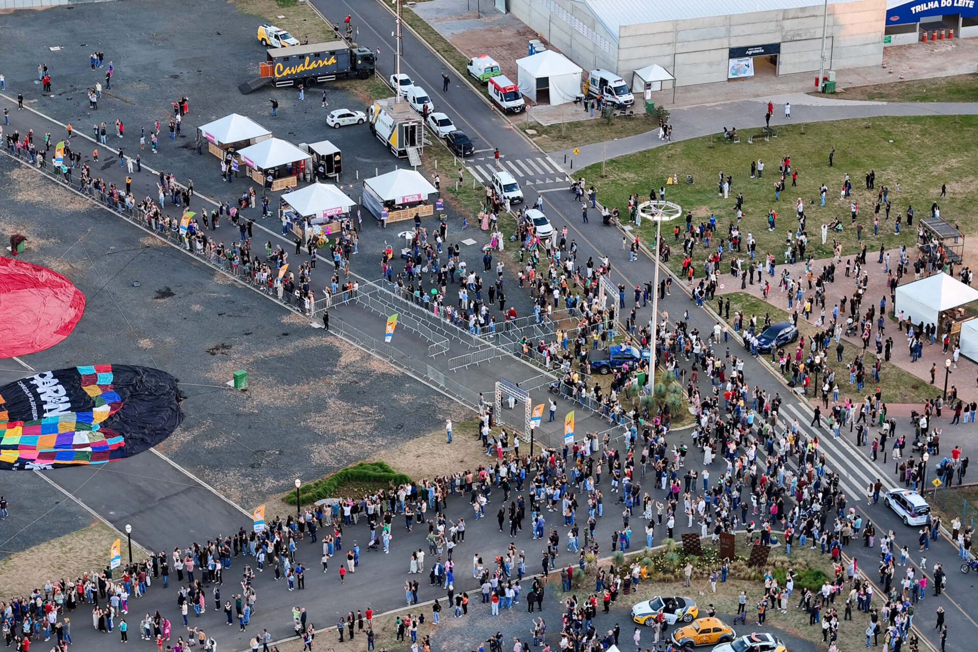 Comida boa, atrações e apresentação com chamas divertem no Festival da Primavera