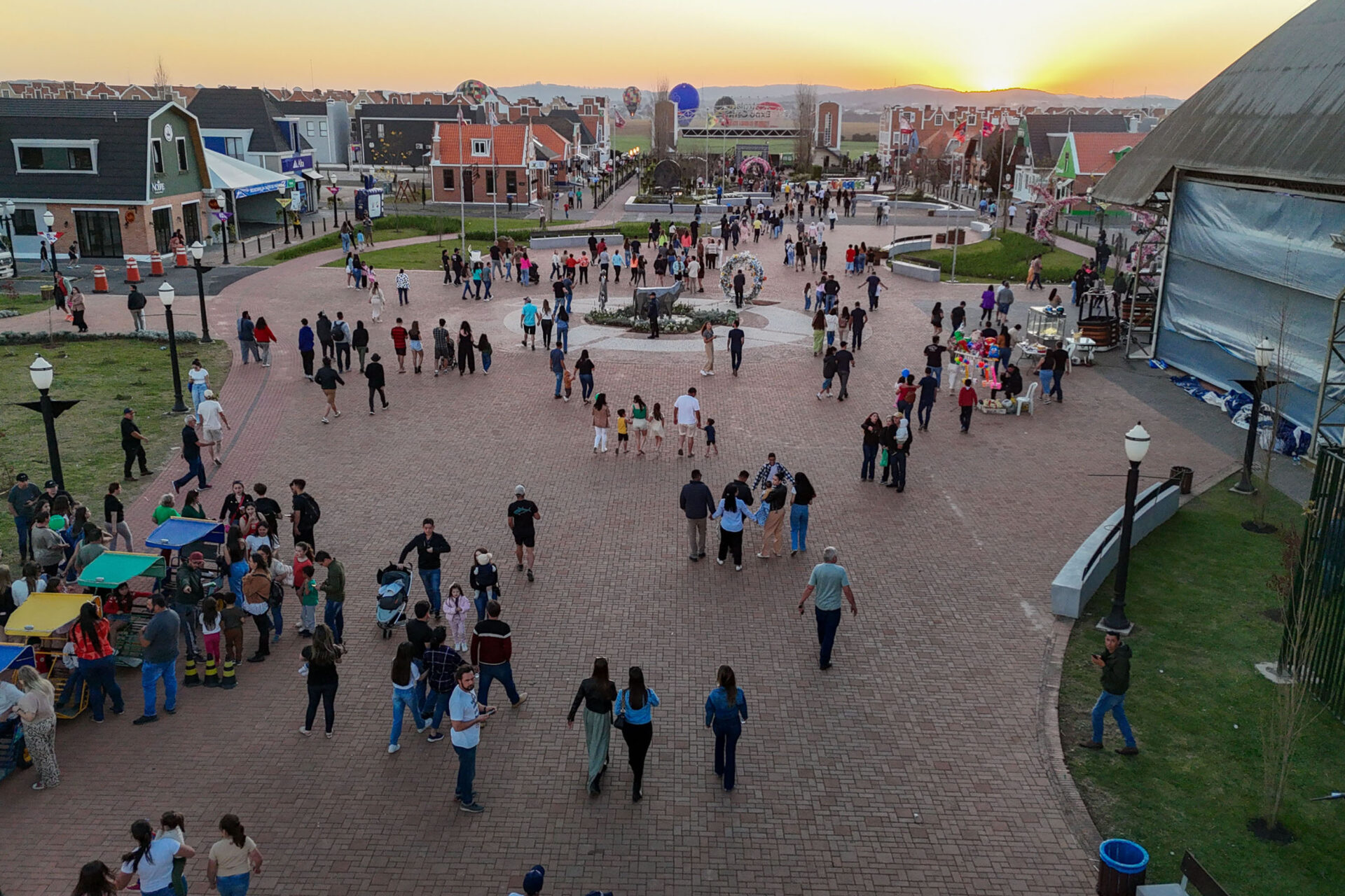 Comida boa, atrações e apresentação com chamas divertem no Festival da Primavera