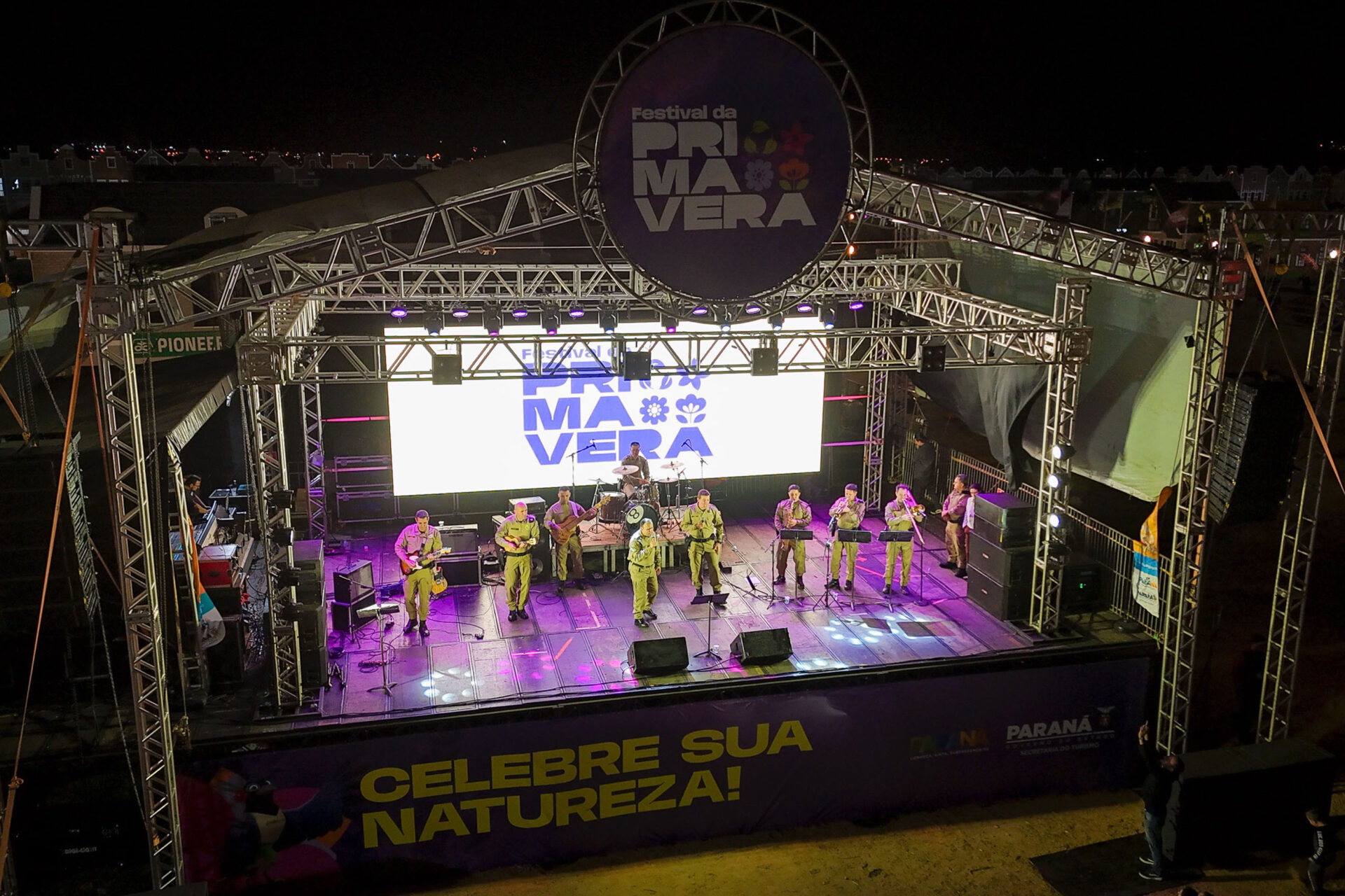 Comida boa, atrações e apresentação com chamas divertem no Festival da Primavera