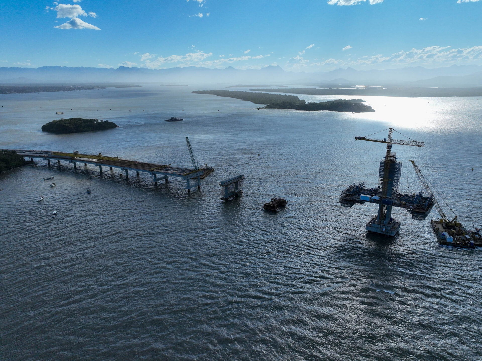 Ponte de Guaratuba alcança 73% de execução e avança nos acessos e trecho estaiado