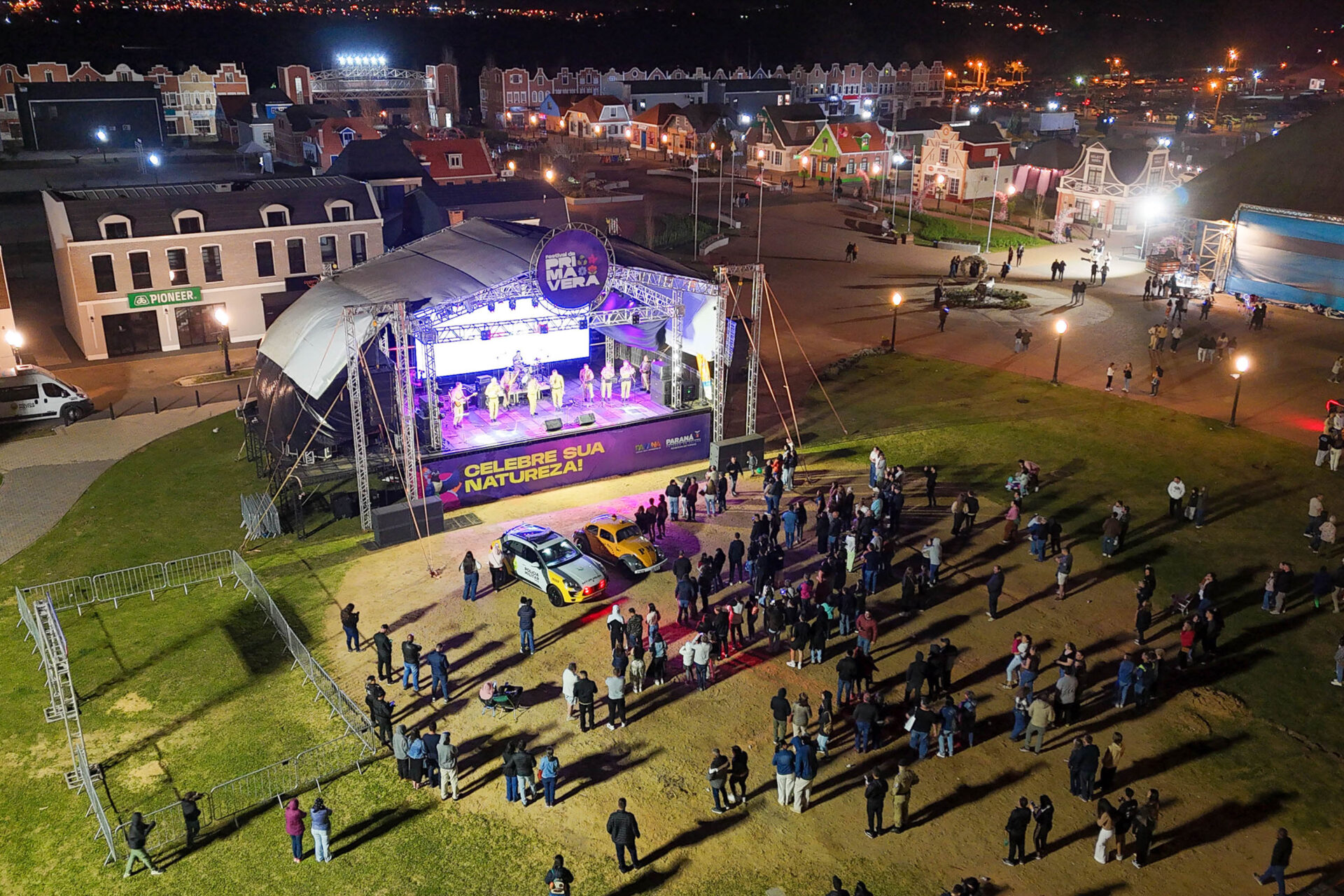 Comida boa, atrações e apresentação com chamas divertem no Festival da Primavera