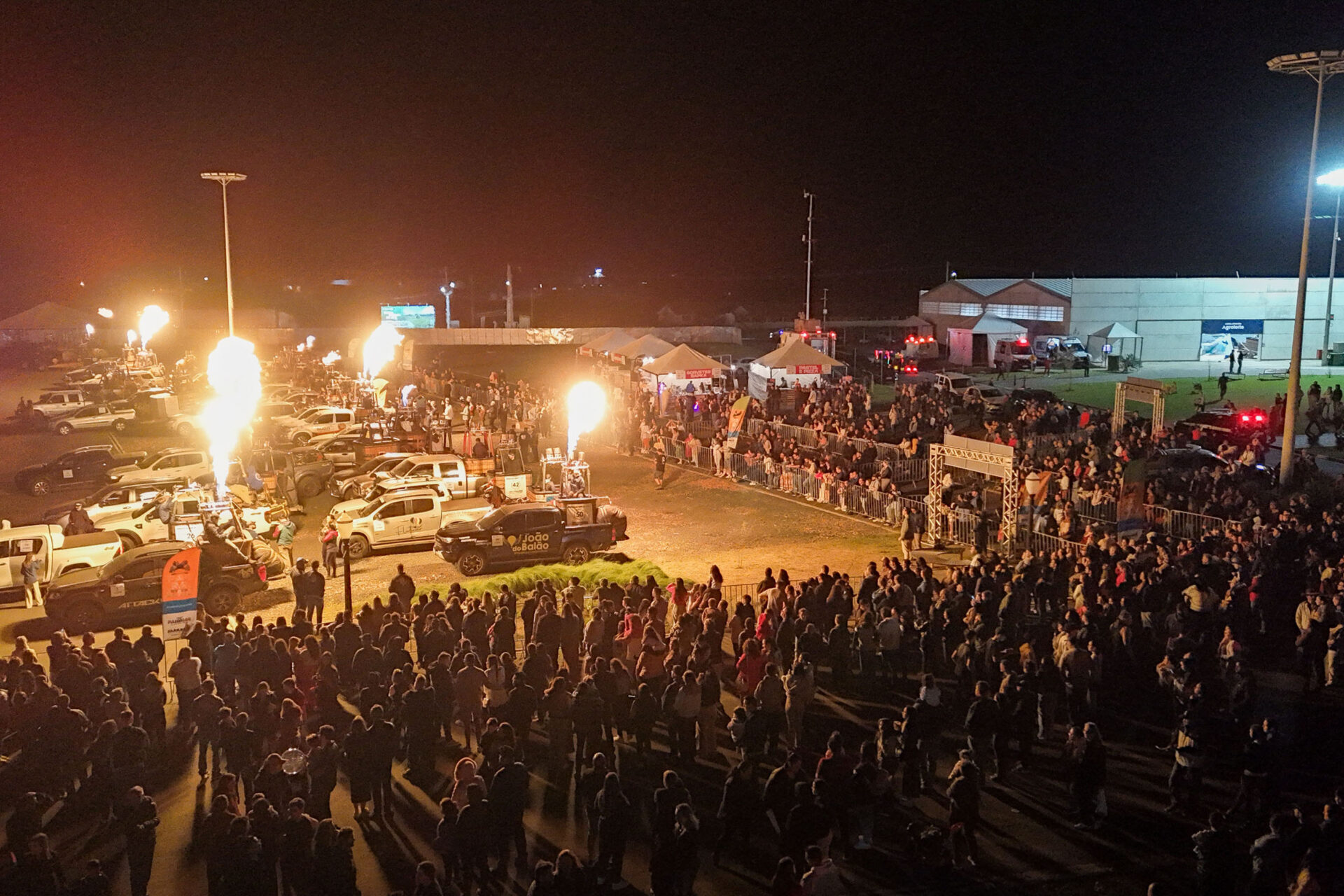 Comida boa, atrações e apresentação com chamas divertem no Festival da Primavera