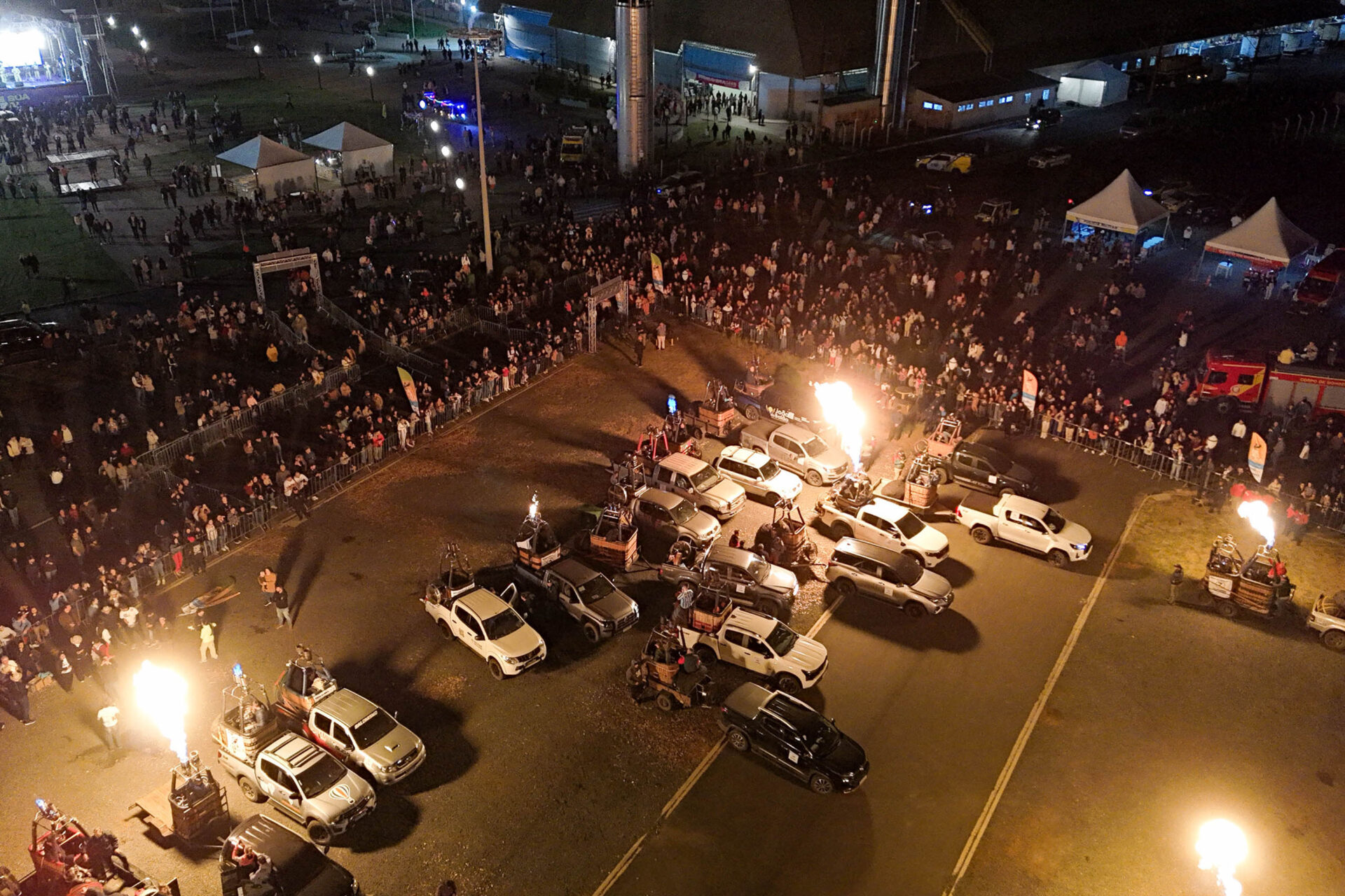 Comida boa, atrações e apresentação com chamas divertem no Festival da Primavera