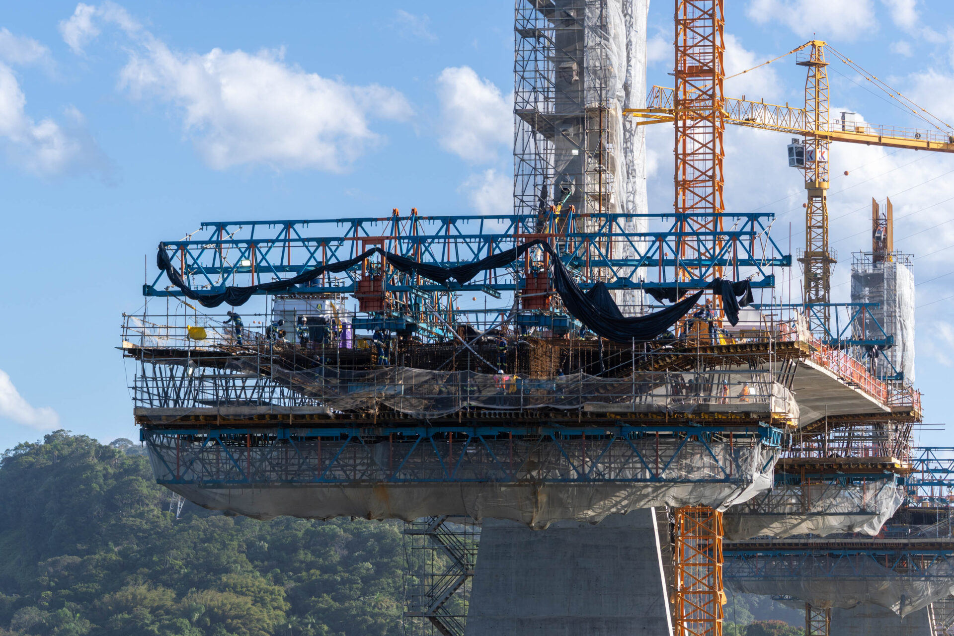 Ponte de Guaratuba alcança 73% de execução e avança nos acessos e trecho estaiado