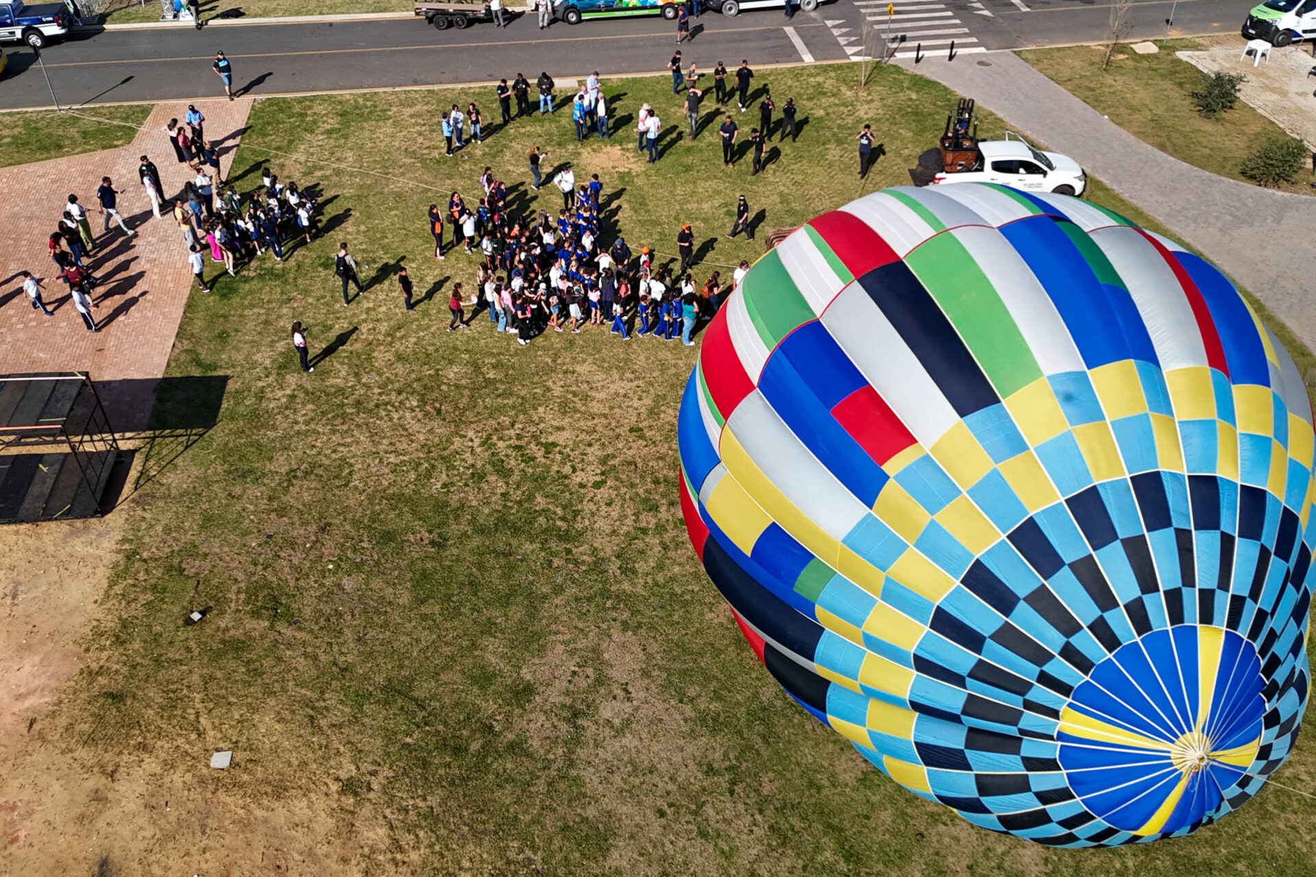 Com balões colorindo o céu, Castro dá as boas-vindas ao Festival da Primavera