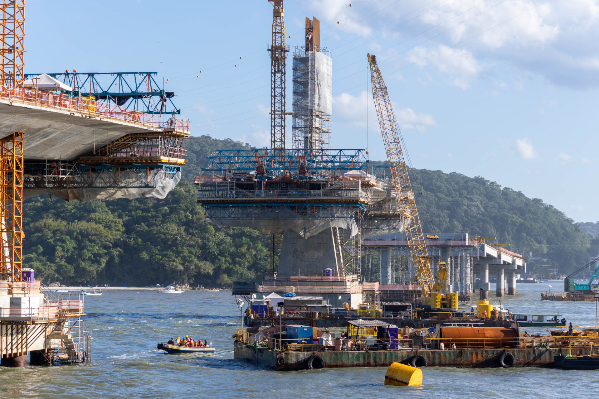 Ponte de Guaratuba alcança 73% de execução e avança nos acessos e trecho estaiado