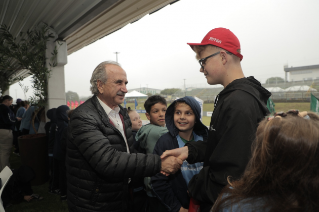 SONHO DE CRIANÇA | Alunos da Rede Municipal de Ensino realizam visita ao Autódromo e vivem um dia de corrida da Stock Car