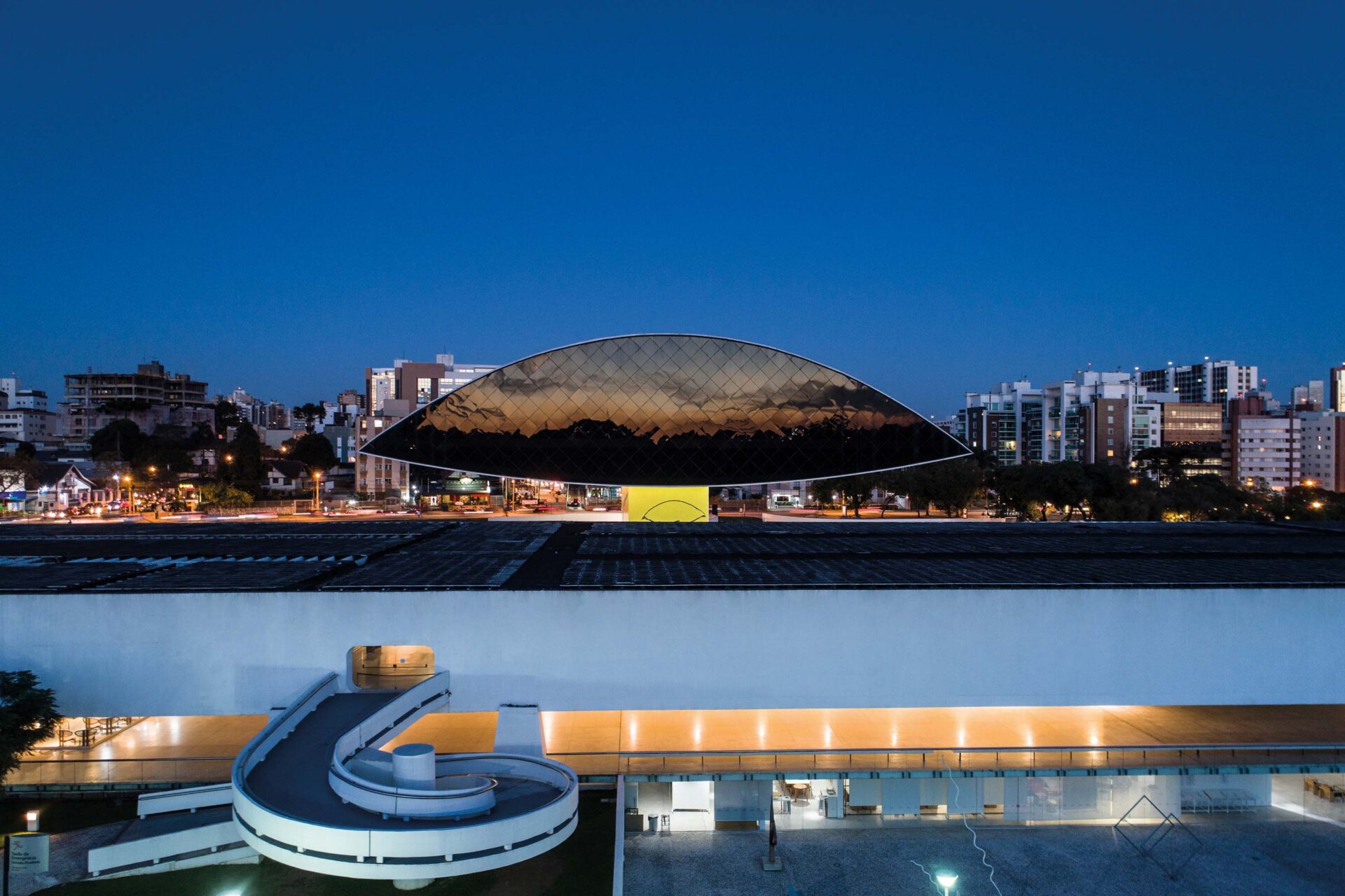 MON e prefeitura firmam parceria para fortalecer potencial turístico do museu e de Curitiba