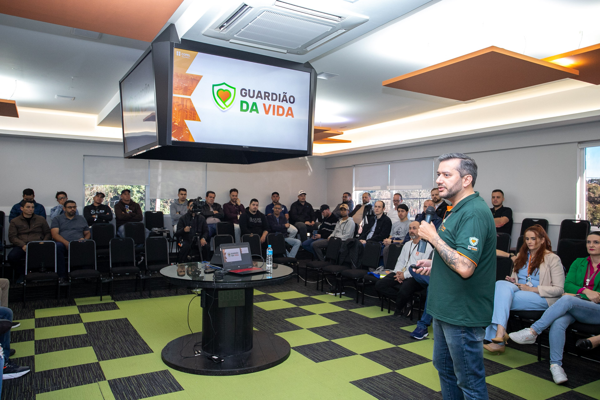 Copel reúne empresas de telecom para orientar sobre segurança e cabos nos postes
