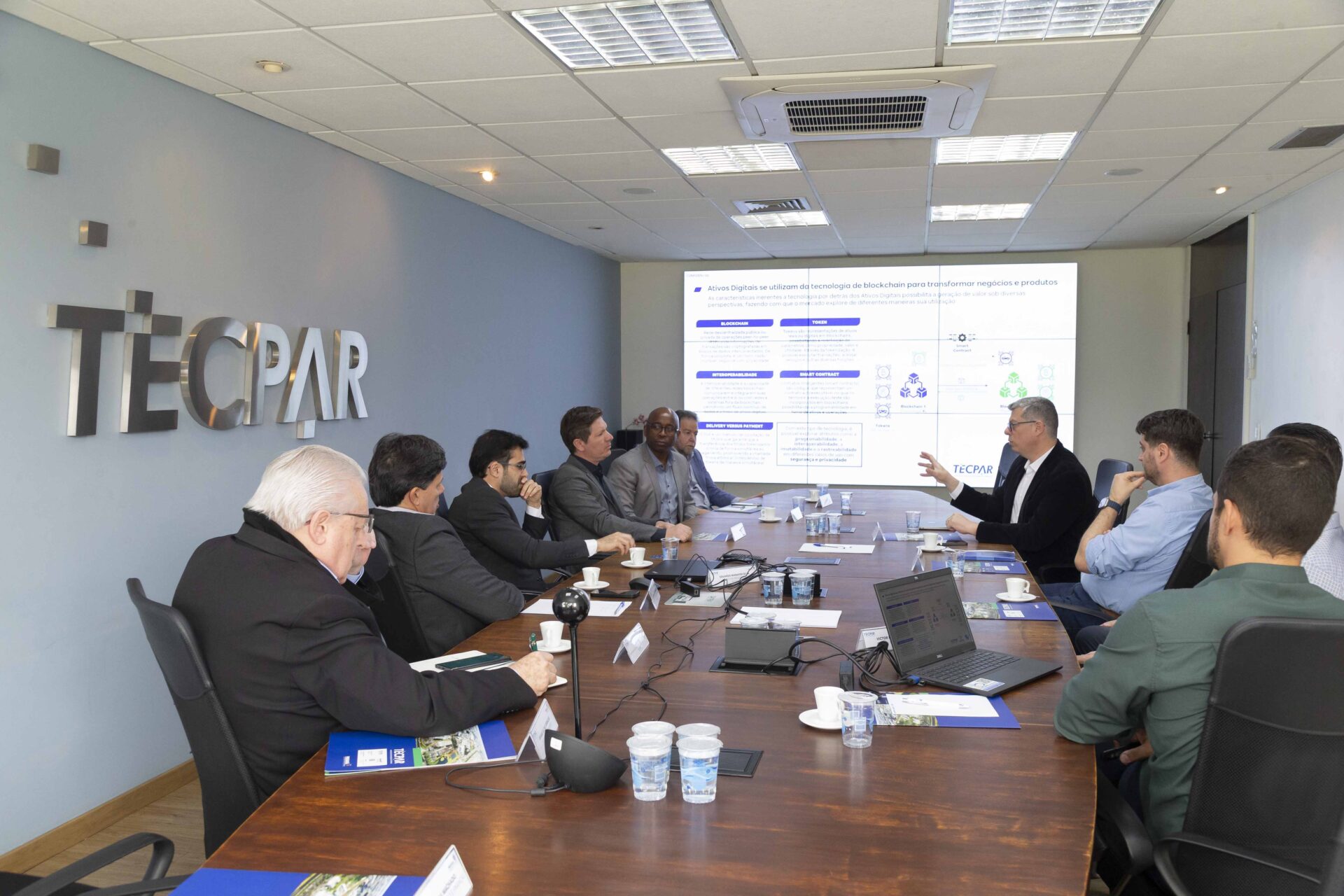 Tecpar e Detran discutem criação de passaporte digital para registrar histórico de veículos