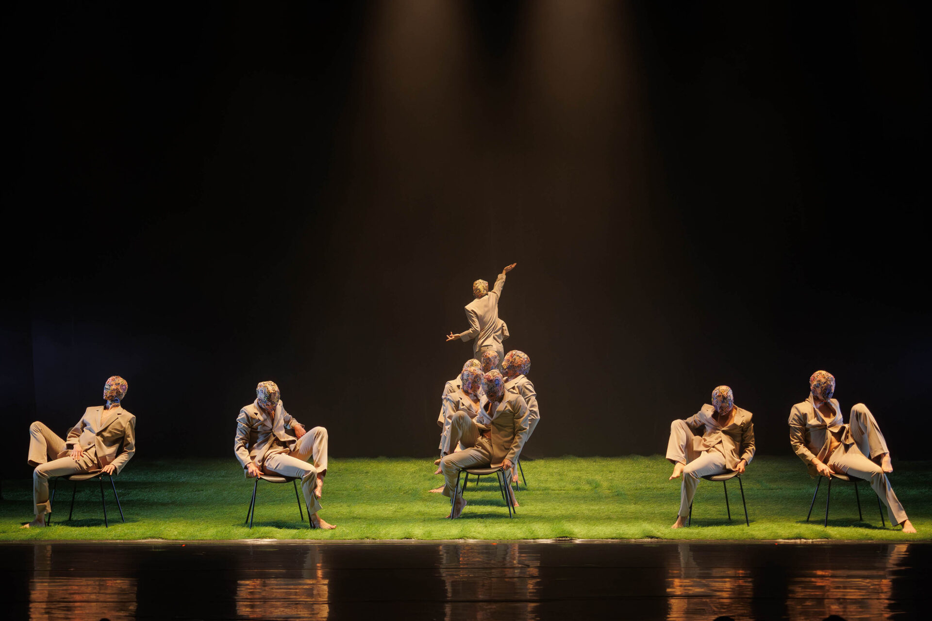 Balé Teatro Guaíra: duas noites de casa cheia marcam sucesso de V.I.C.A. e Stol no Guairinha