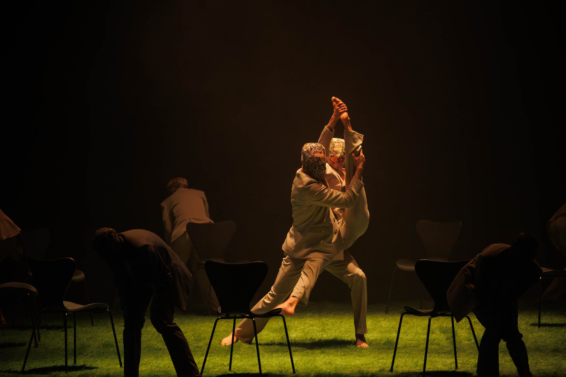 Balé Teatro Guaíra: duas noites de casa cheia marcam sucesso de V.I.C.A. e Stol no Guairinha