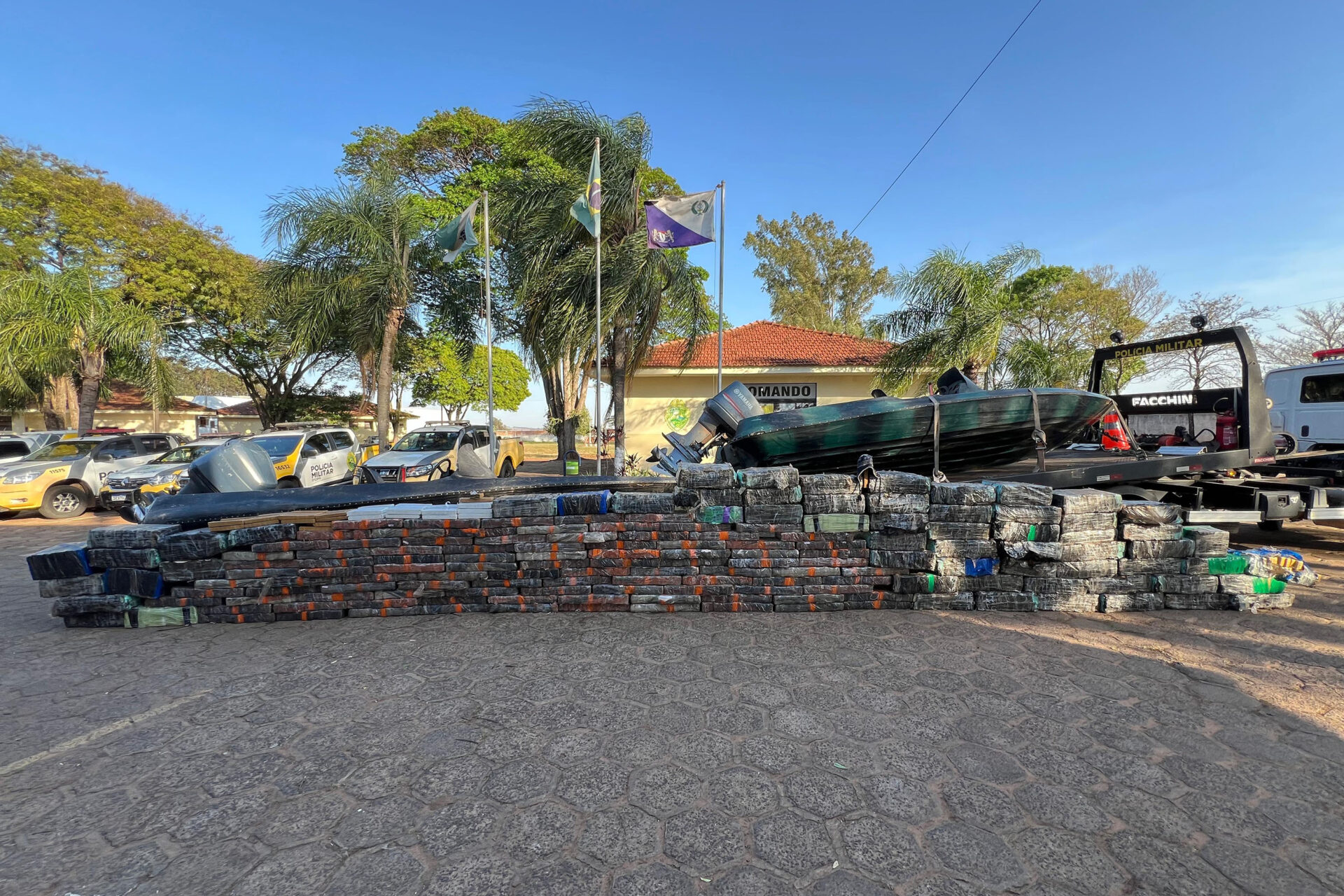 Paraná apreende 2 toneladas de maconha dentro de lanchas com destino a portos clandestinos