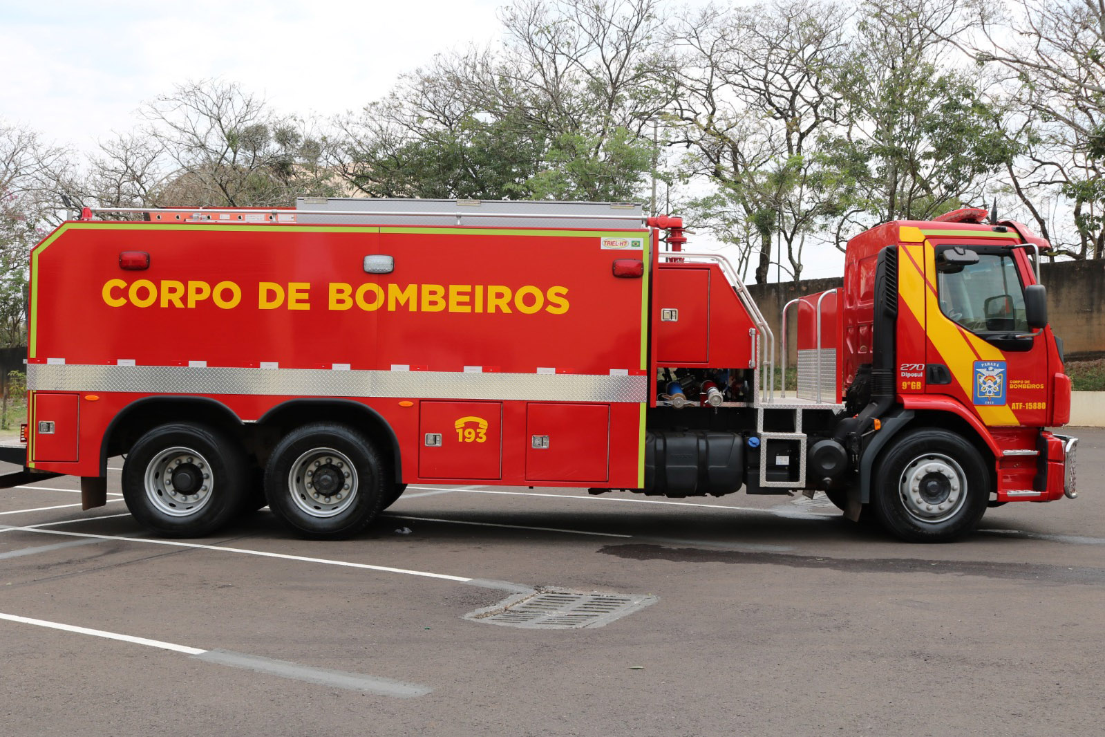Da bomba a vapor à tecnologia multimissão: CBMPR desfila evolução das viaturas no 7 de Setembro