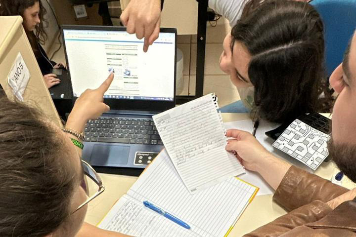 Alunas da rede estadual vão apresentar na Índia calculadora para deficientes visuais