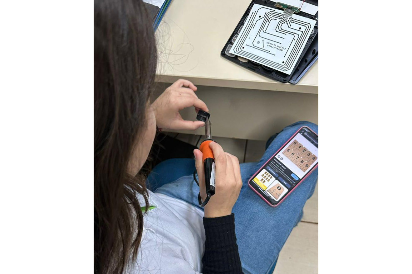 Alunas da rede estadual vão apresentar na Índia calculadora para deficientes visuais