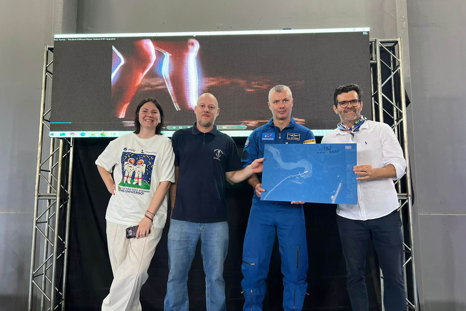 Colégio do Paraná recebe visita de cosmonautas russos em ação que une ciência e filantropia