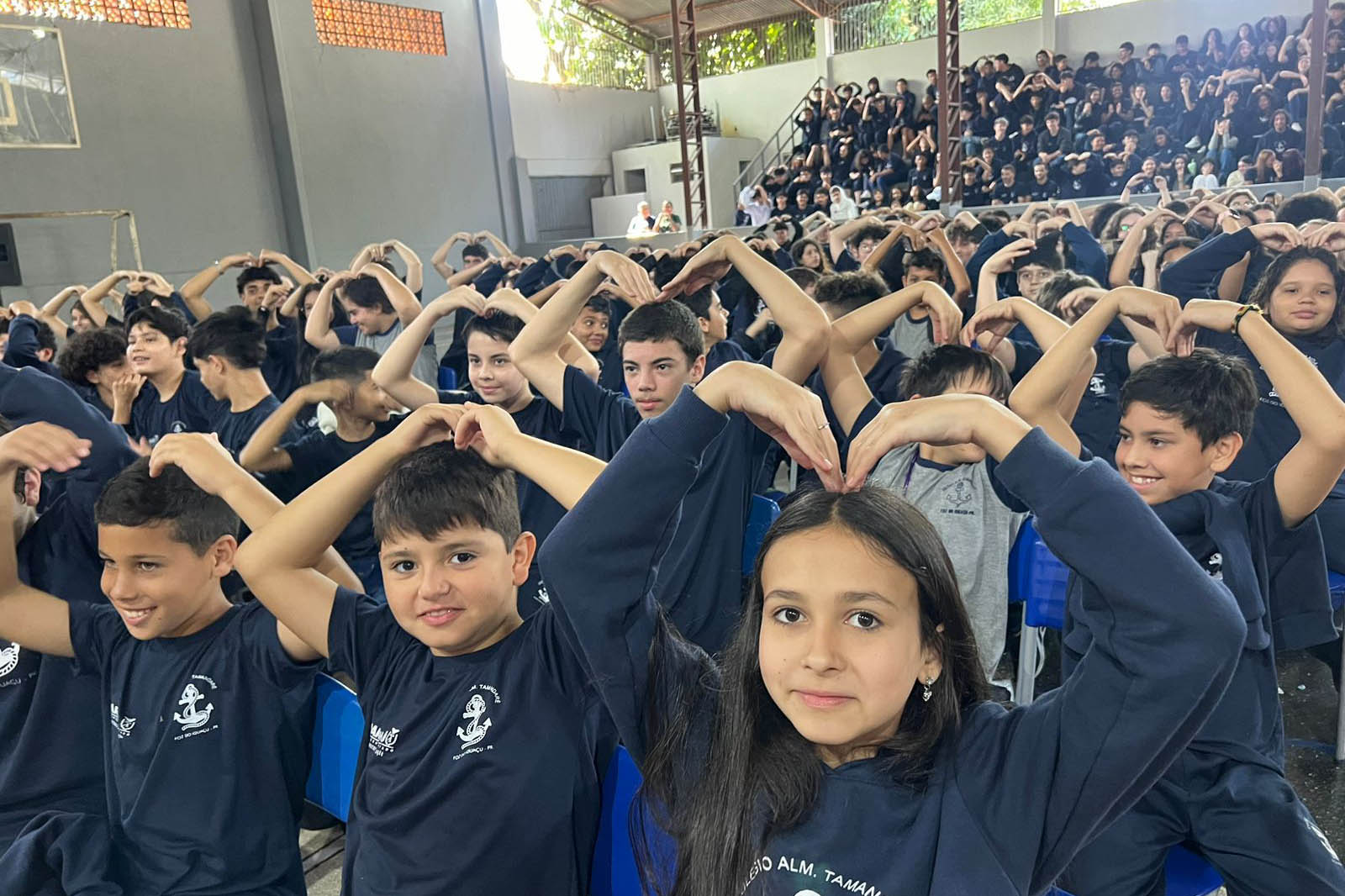 Colégio do Paraná recebe visita de cosmonautas russos em ação que une ciência e filantropia