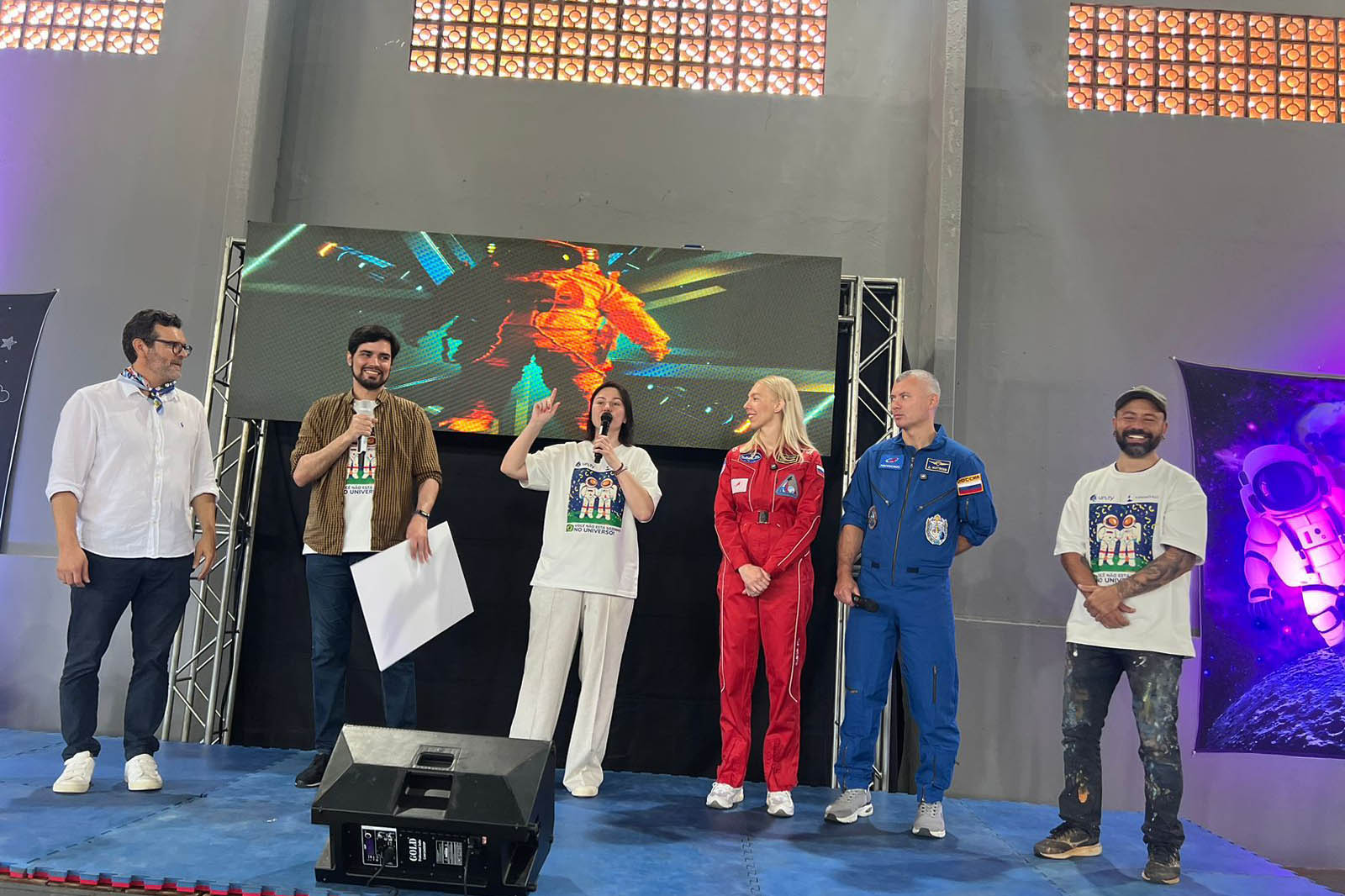 Colégio do Paraná recebe visita de cosmonautas russos em ação que une ciência e filantropia