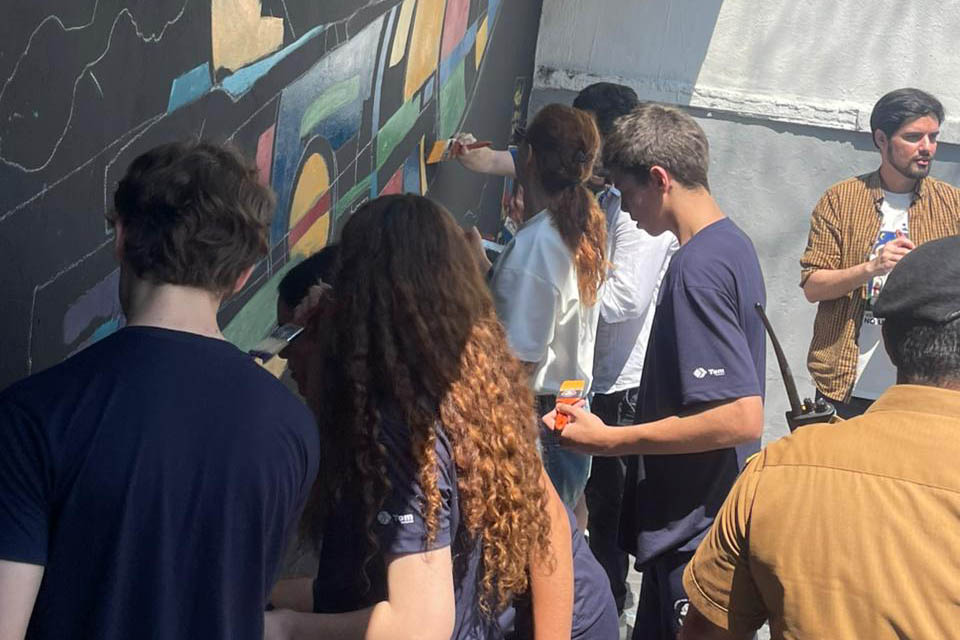 Colégio do Paraná recebe visita de cosmonautas russos em ação que une ciência e filantropia