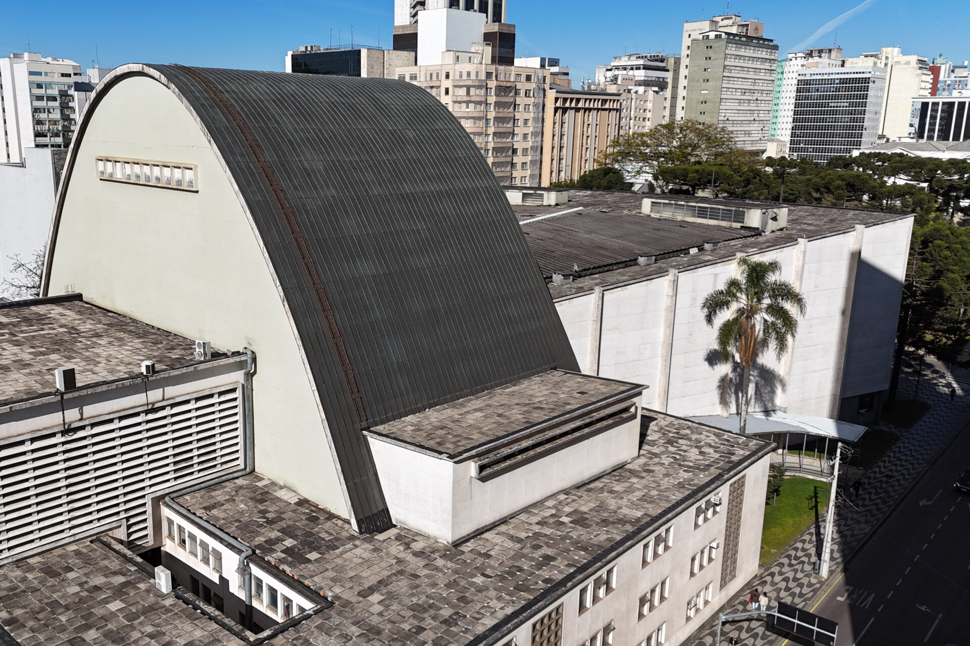 Reforma concluída: telhado do Teatro Guaíra ganha primeira revitalização em 50 anos