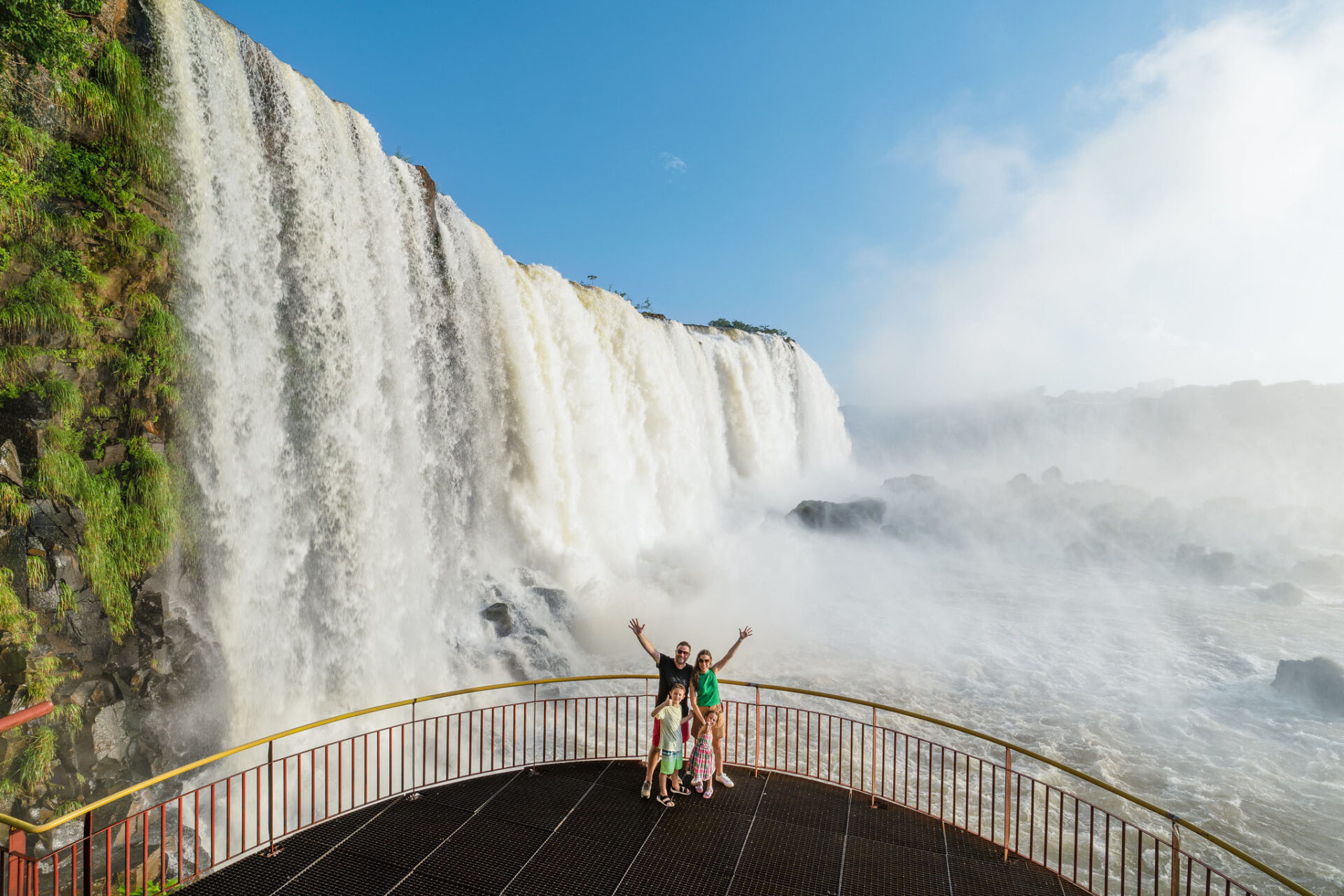 Marco das Três Fronteiras e Cataratas são destaque em editorial que vai rodar o mundo