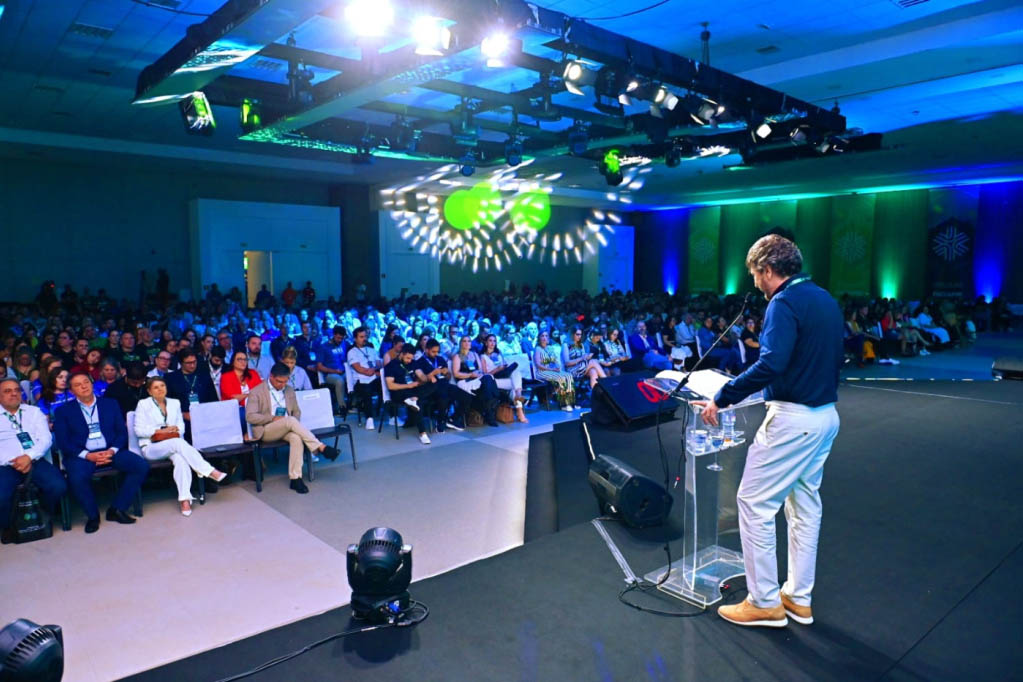 Congresso empresarial movimenta serviços e turismo do Paraná em Foz do Iguaçu