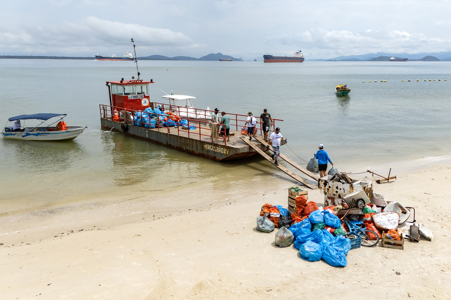 Mutirão de Limpeza das Praias da Ilha do Mel recolhe quase 11 toneladas de resíduos