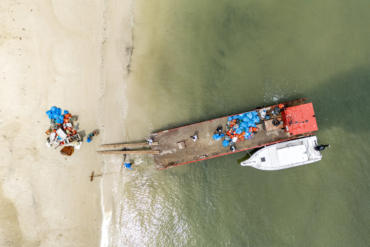 Mutirão de Limpeza das Praias da Ilha do Mel recolhe quase 11 toneladas de resíduos
