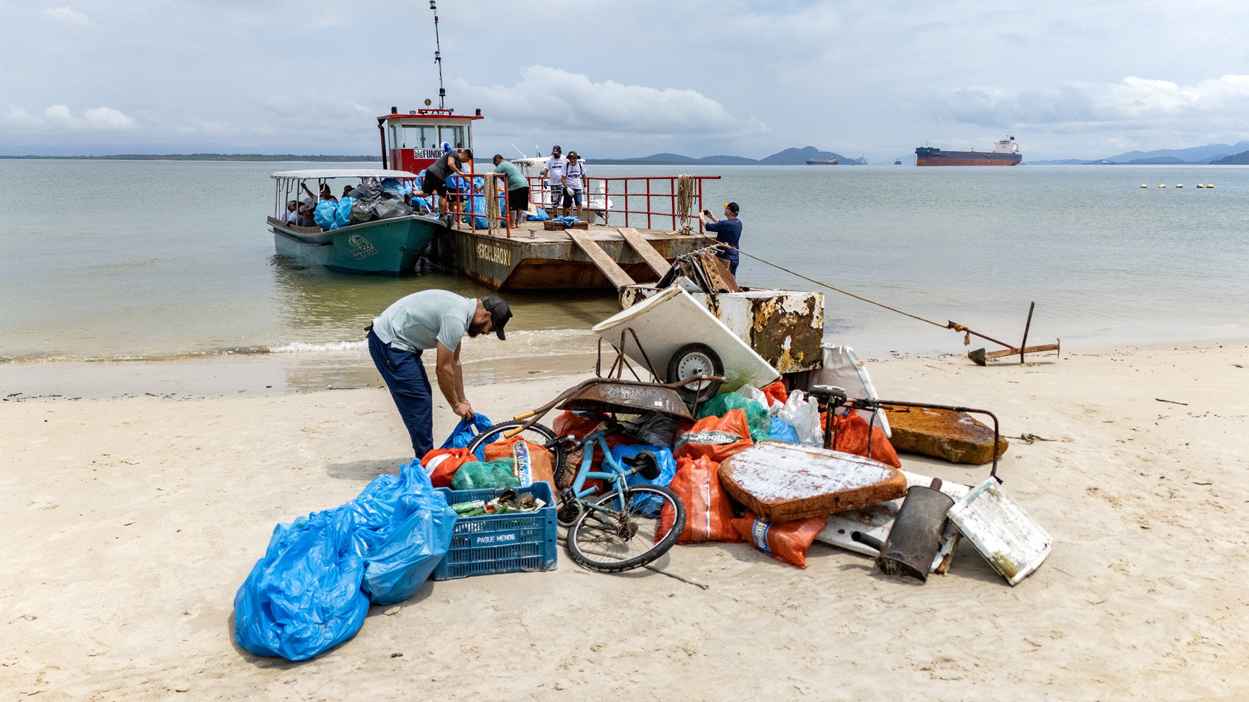 Mutirão de Limpeza das Praias da Ilha do Mel recolhe quase 11 toneladas de resíduos