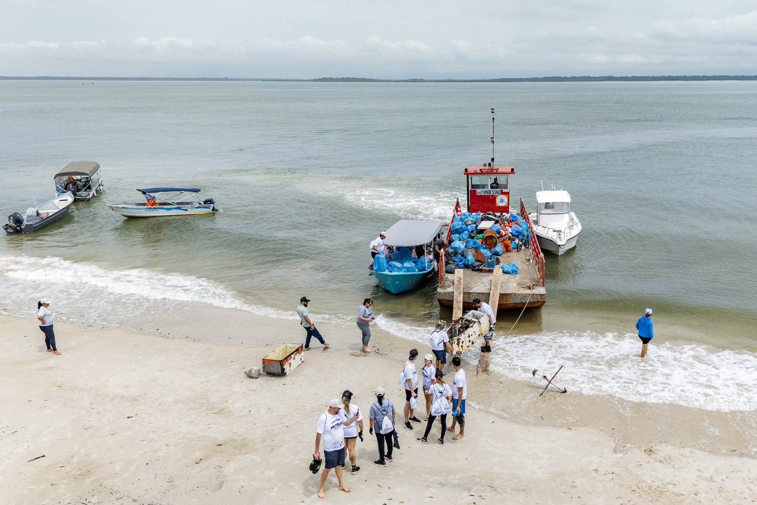 Mutirão de Limpeza das Praias da Ilha do Mel recolhe quase 11 toneladas de resíduos