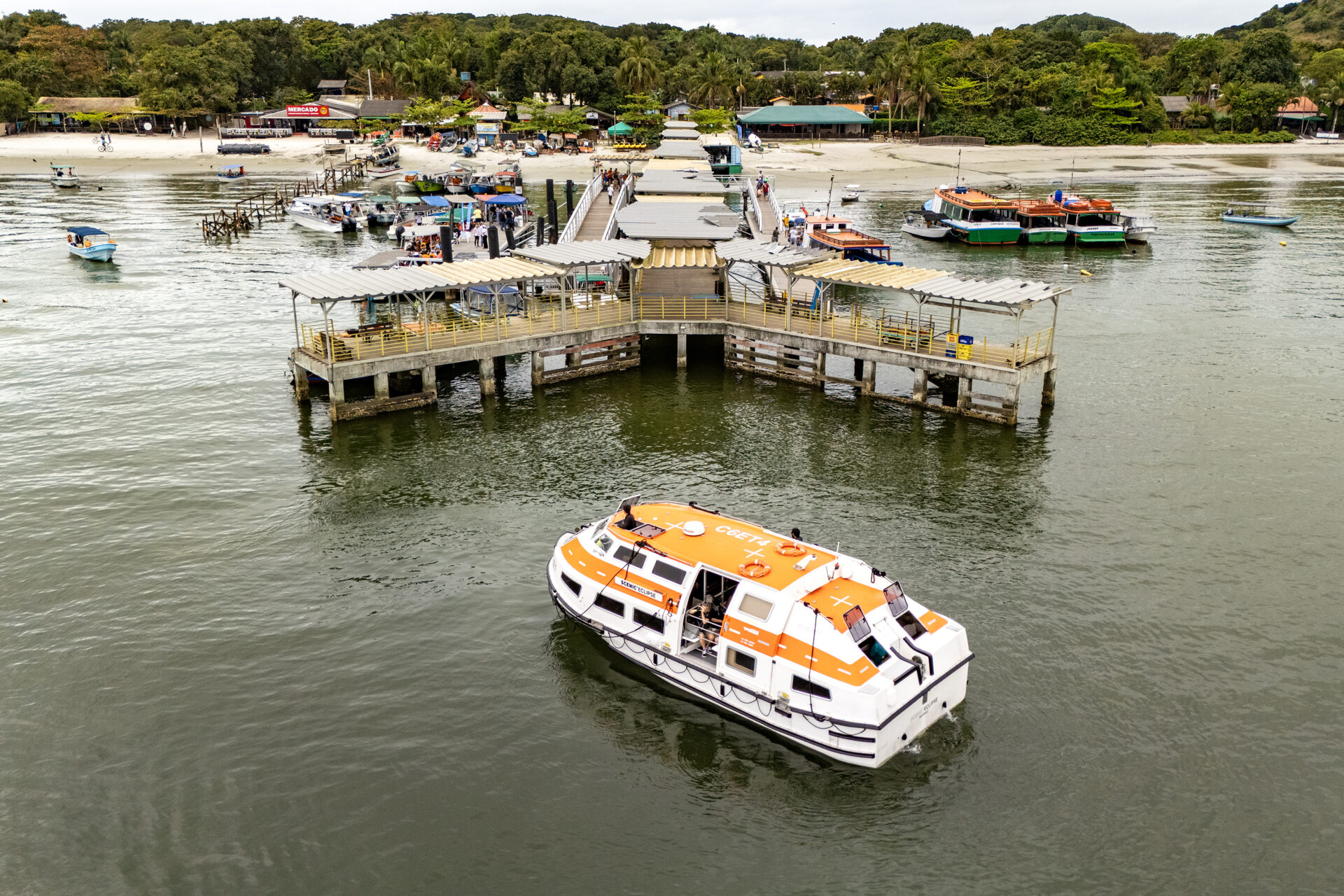 Turistas de cruzeiro internacional destacam estrutura no desembarque na Ilha do Mel