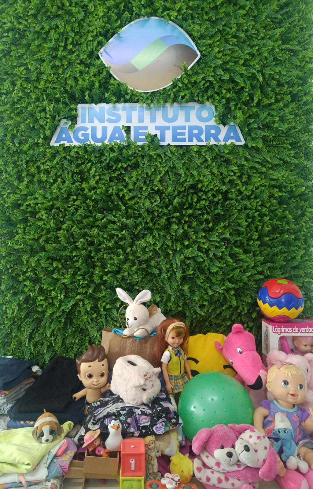 Campanha do IAT distribui brinquedos e roupas para crianças carentes em Curitiba