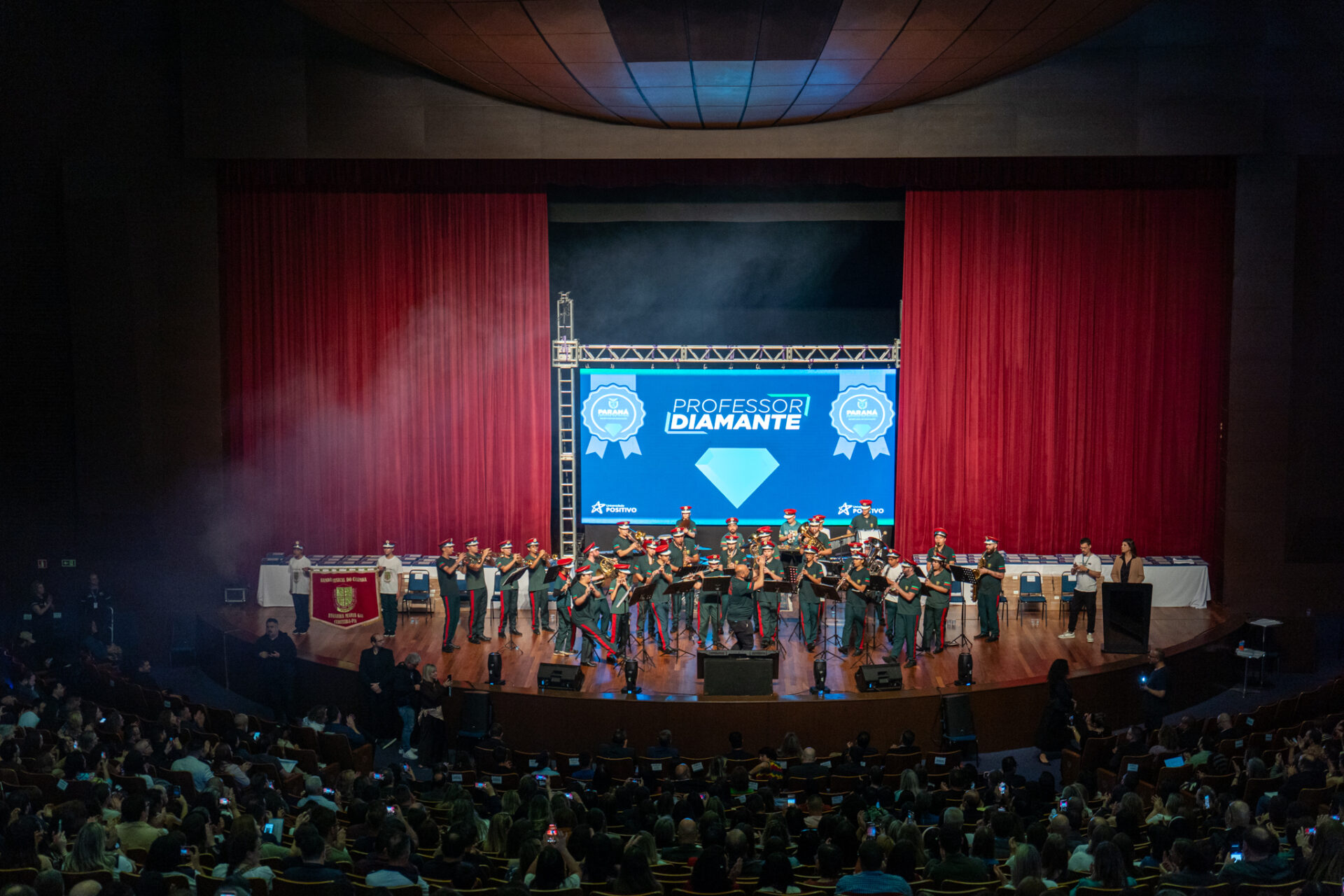 Estado começa a homenagear 5 mil educadores que inspiram alunos nas salas de aula