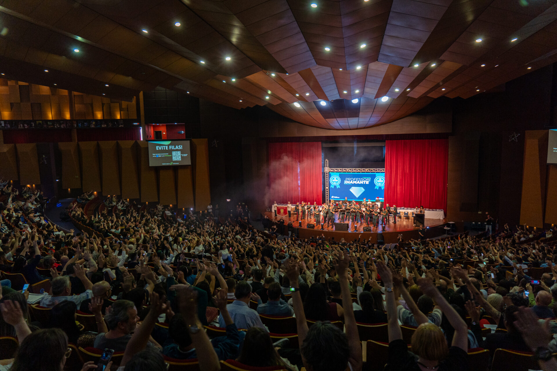 Estado começa a homenagear 5 mil educadores que inspiram alunos nas salas de aula