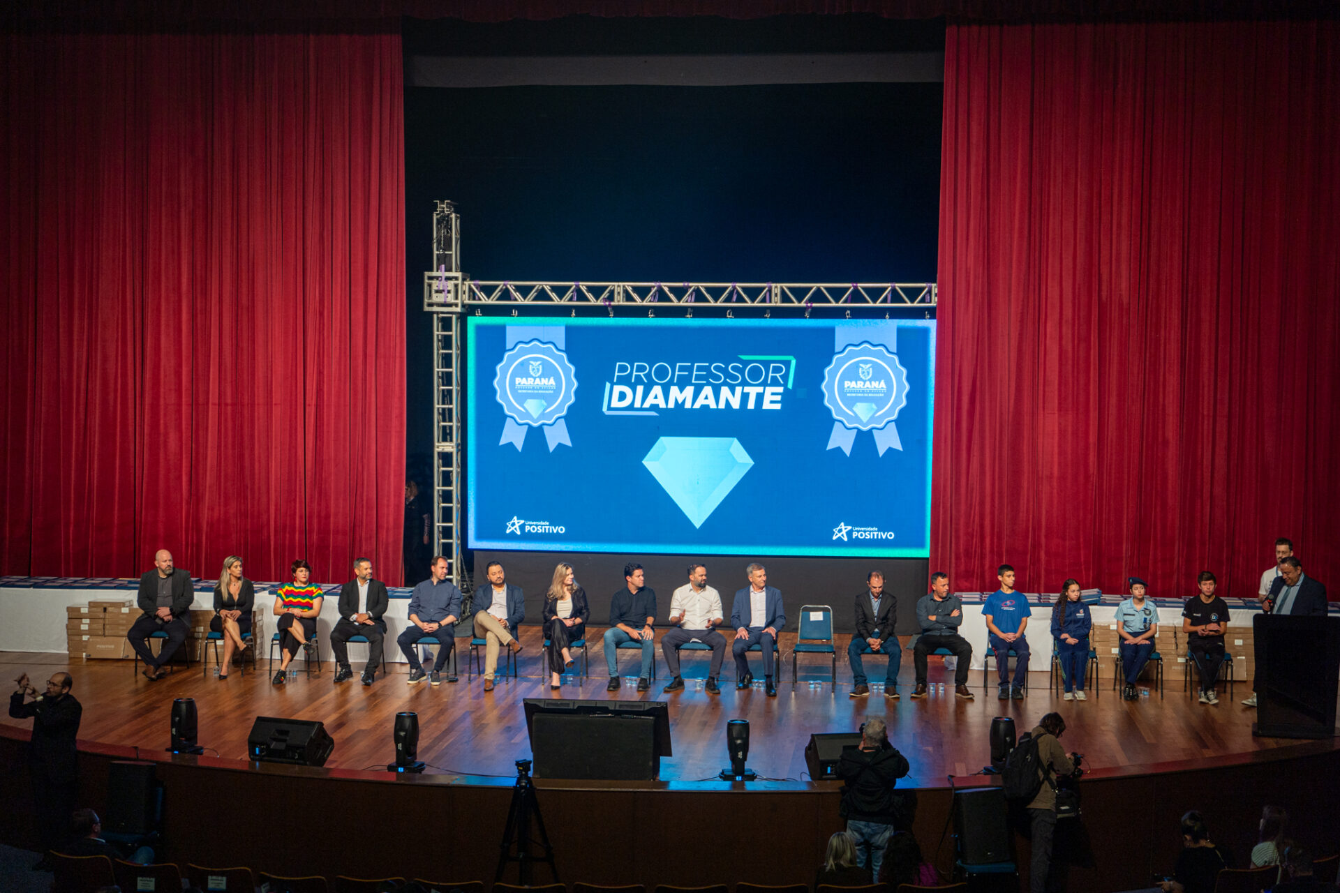Estado começa a homenagear 5 mil educadores que inspiram alunos nas salas de aula