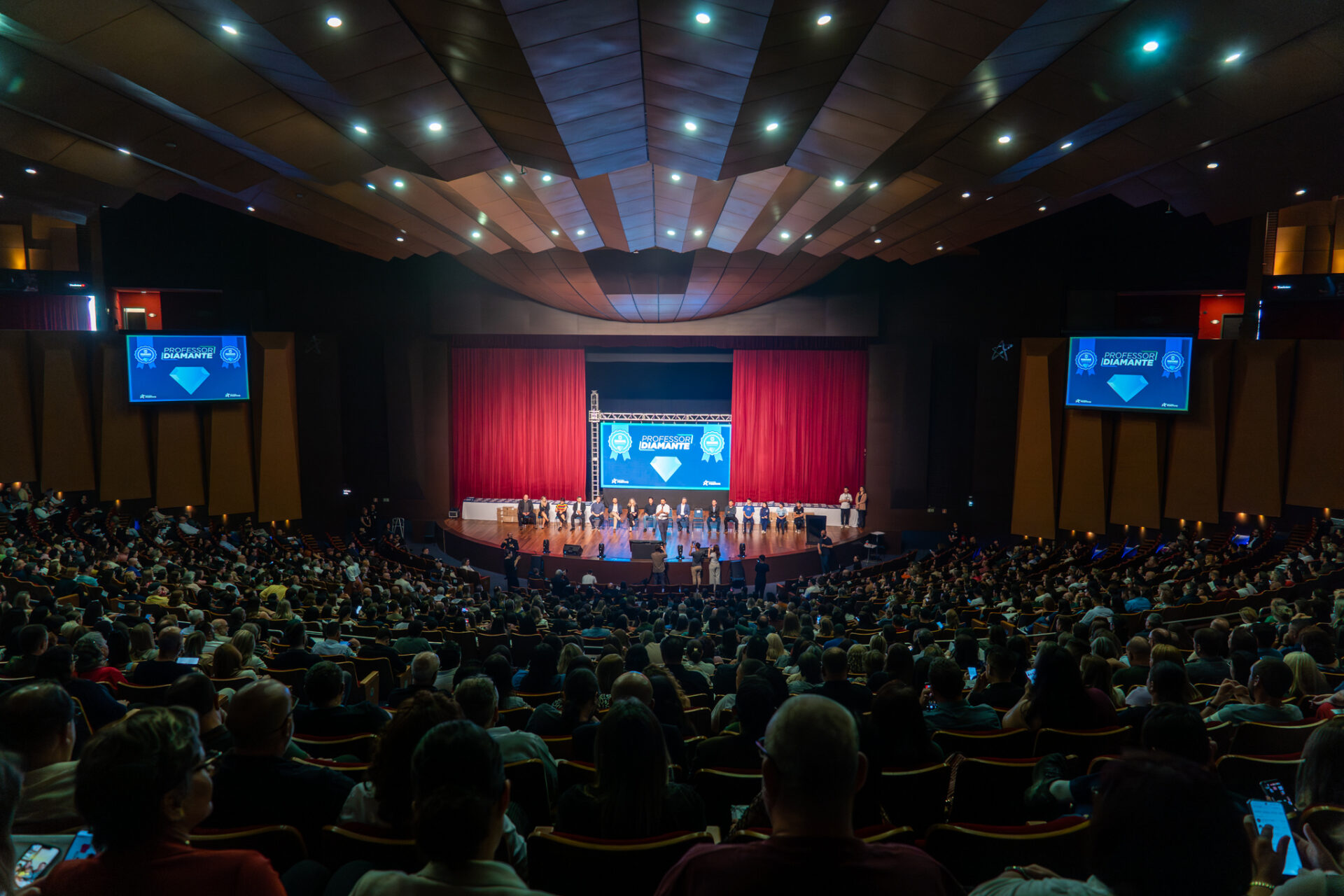 Estado começa a homenagear 5 mil educadores que inspiram alunos nas salas de aula