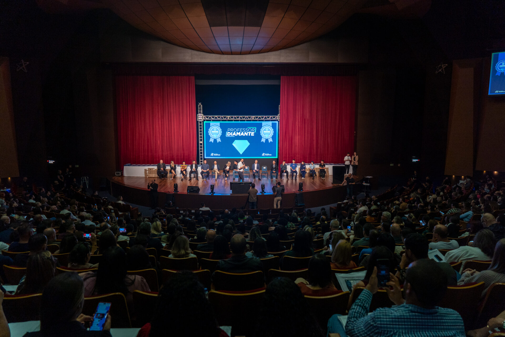 Estado começa a homenagear 5 mil educadores que inspiram alunos nas salas de aula