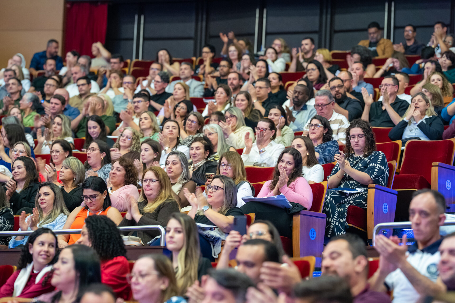 Estado começa a homenagear 5 mil educadores que inspiram alunos nas salas de aula