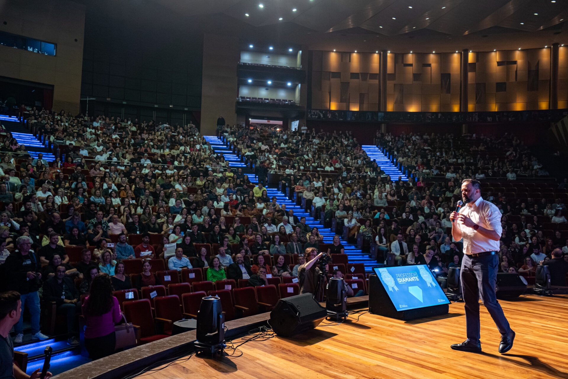 Estado começa a homenagear 5 mil educadores que inspiram alunos nas salas de aula