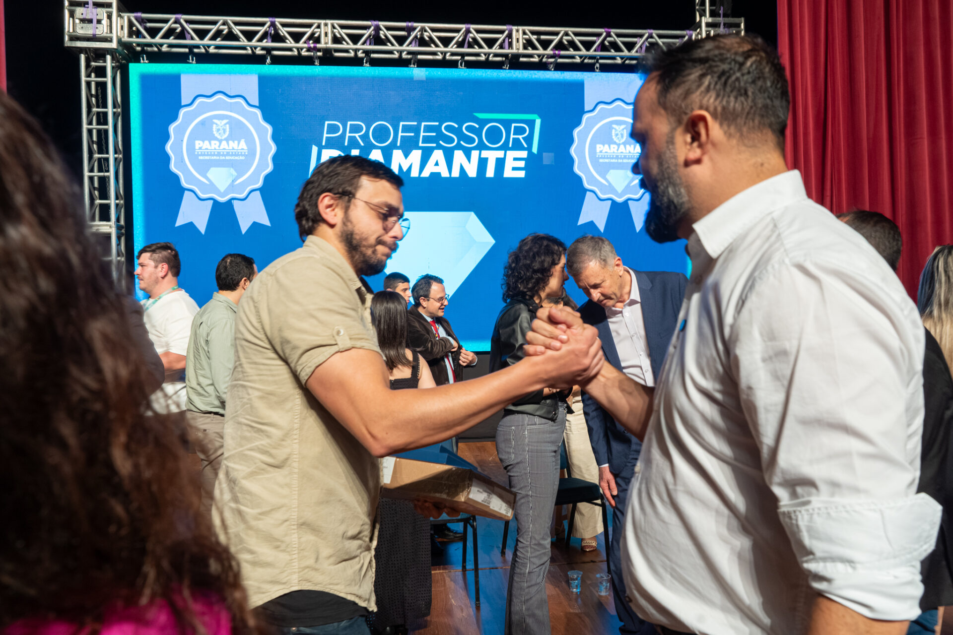 Estado começa a homenagear 5 mil educadores que inspiram alunos nas salas de aula