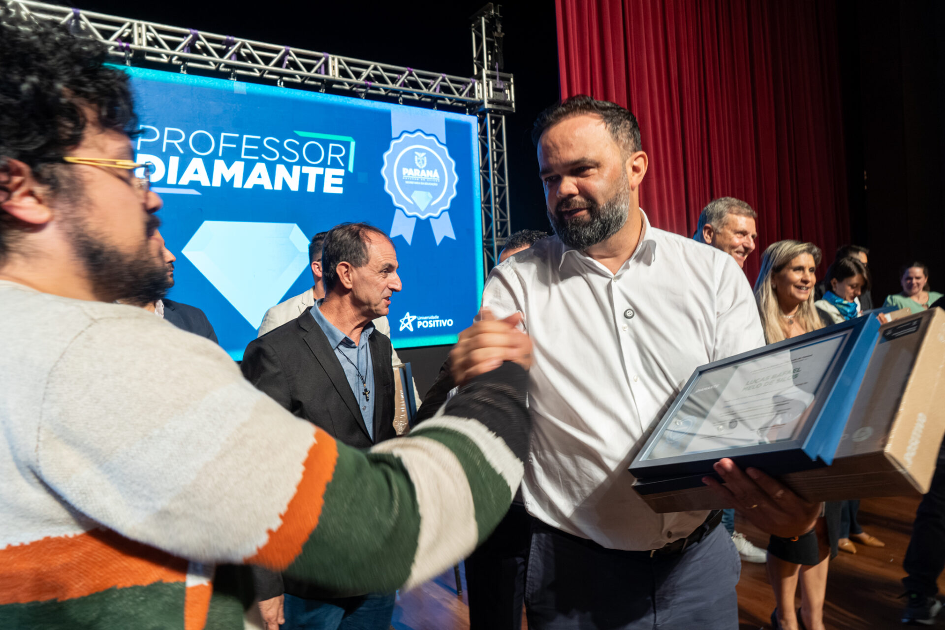 Estado começa a homenagear 5 mil educadores que inspiram alunos nas salas de aula