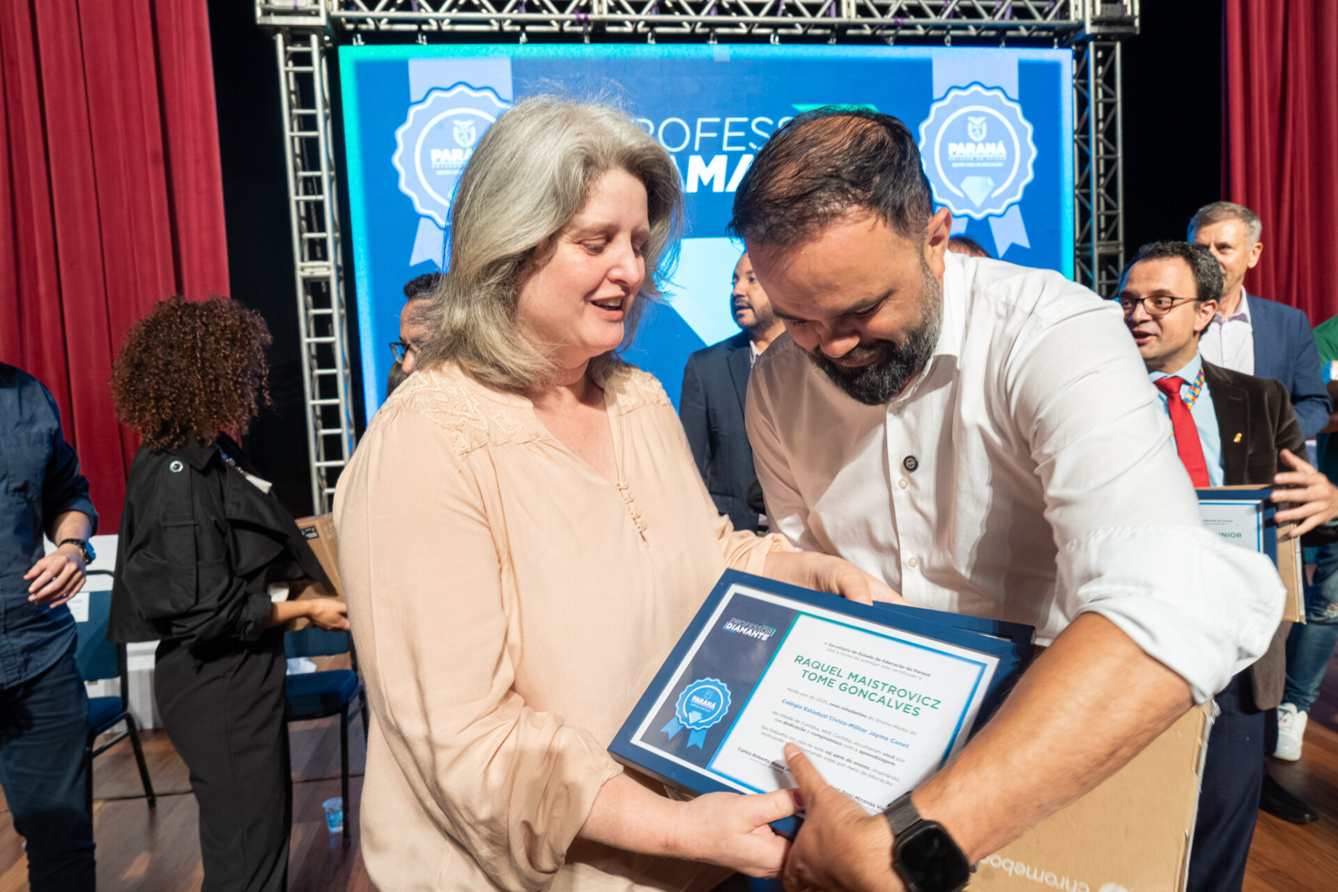 Estado começa a homenagear 5 mil educadores que inspiram alunos nas salas de aula