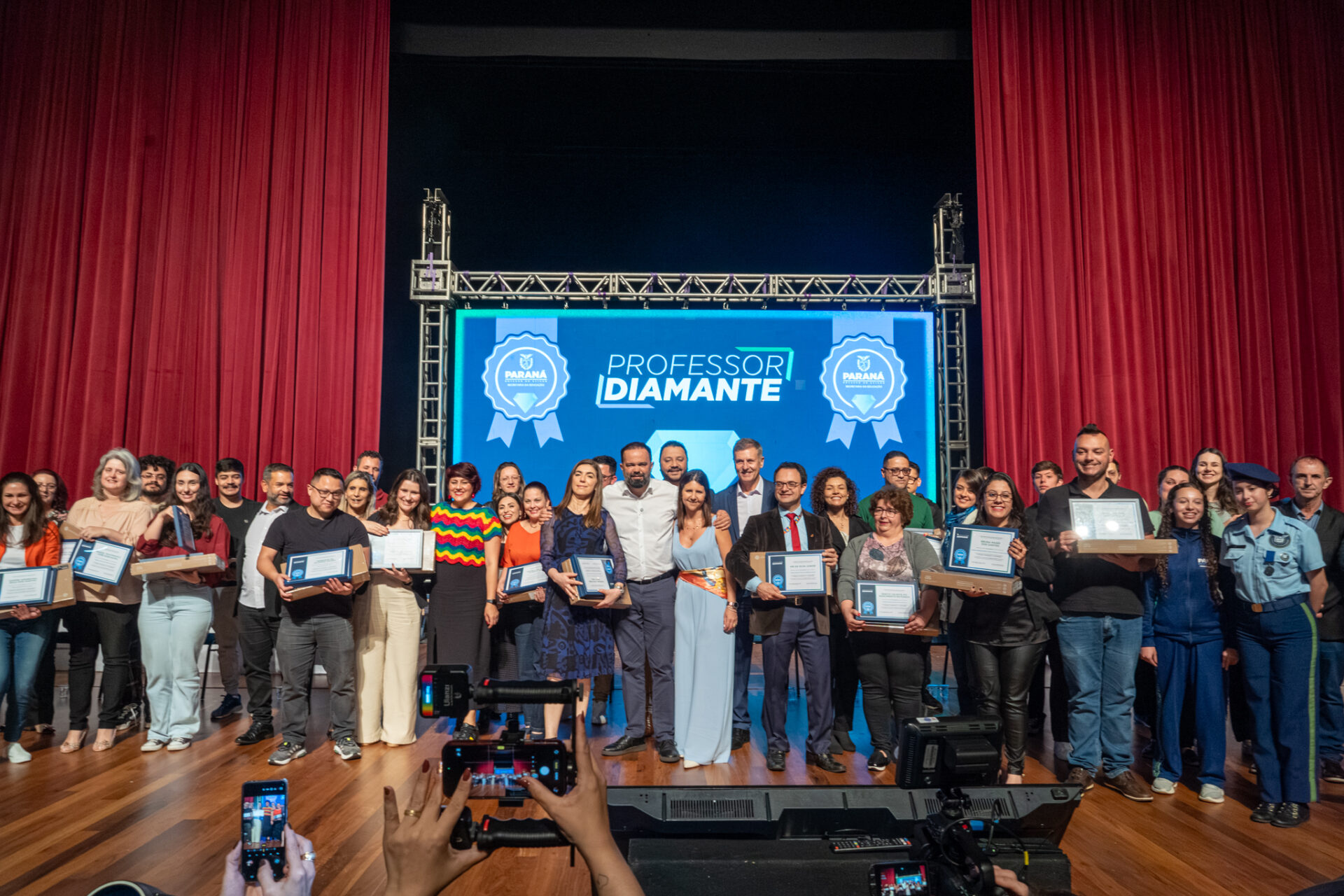 Estado começa a homenagear 5 mil educadores que inspiram alunos nas salas de aula