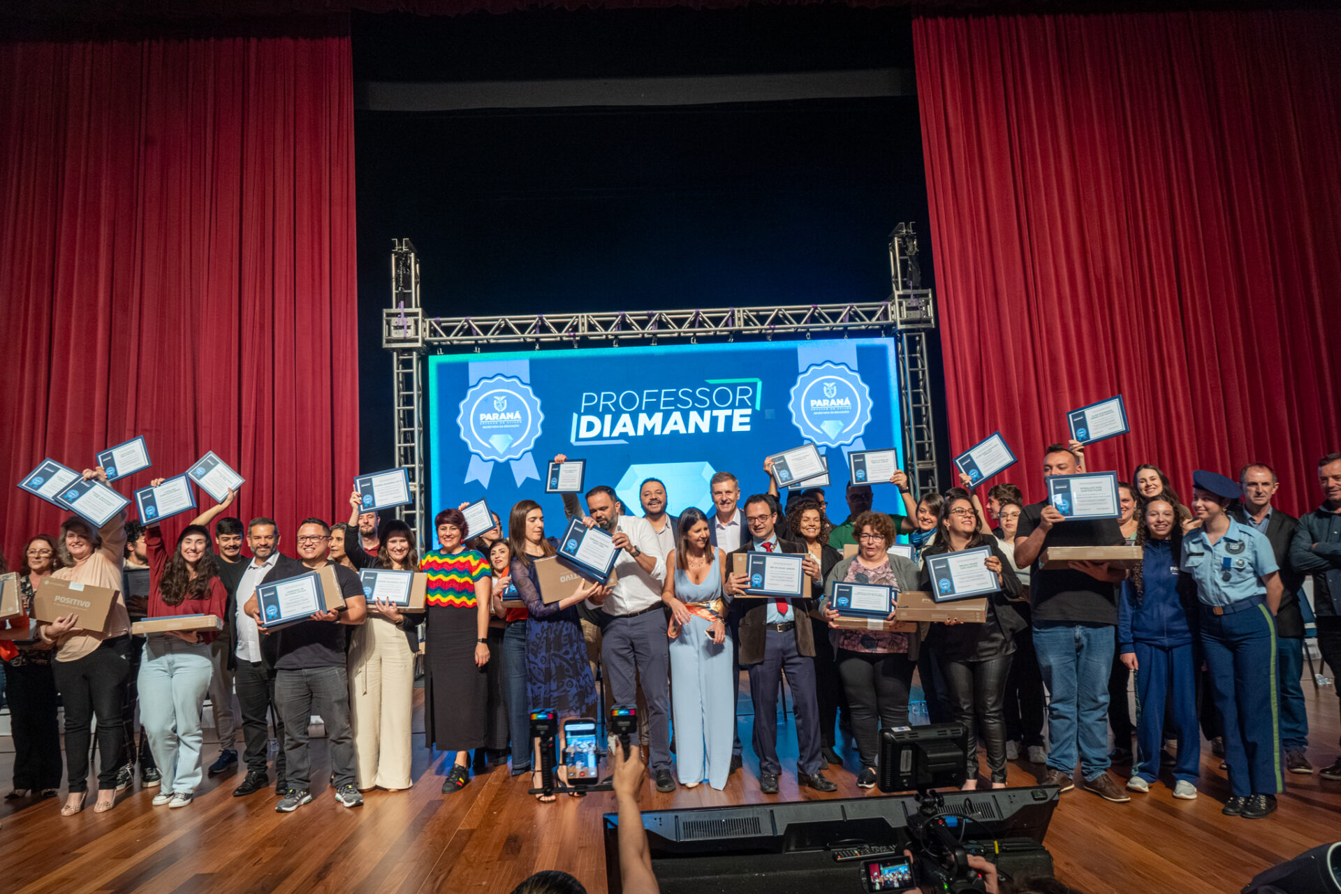 Estado começa a homenagear 5 mil educadores que inspiram alunos nas salas de aula